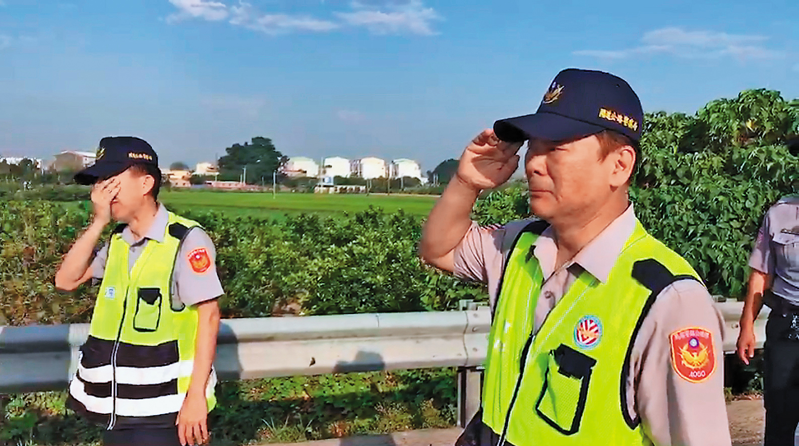 國道員警向殉職的同仁舉手敬禮，高喊「學長任務結束」，掩面哭泣。