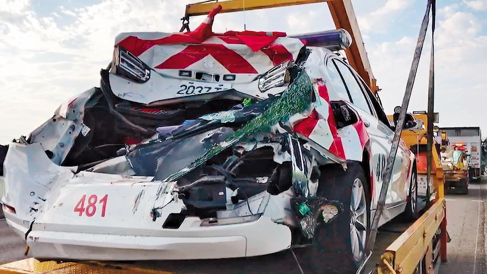 國道警交通大執法首日,就有2名員警在國道殉職,警車被撞成廢鐵。