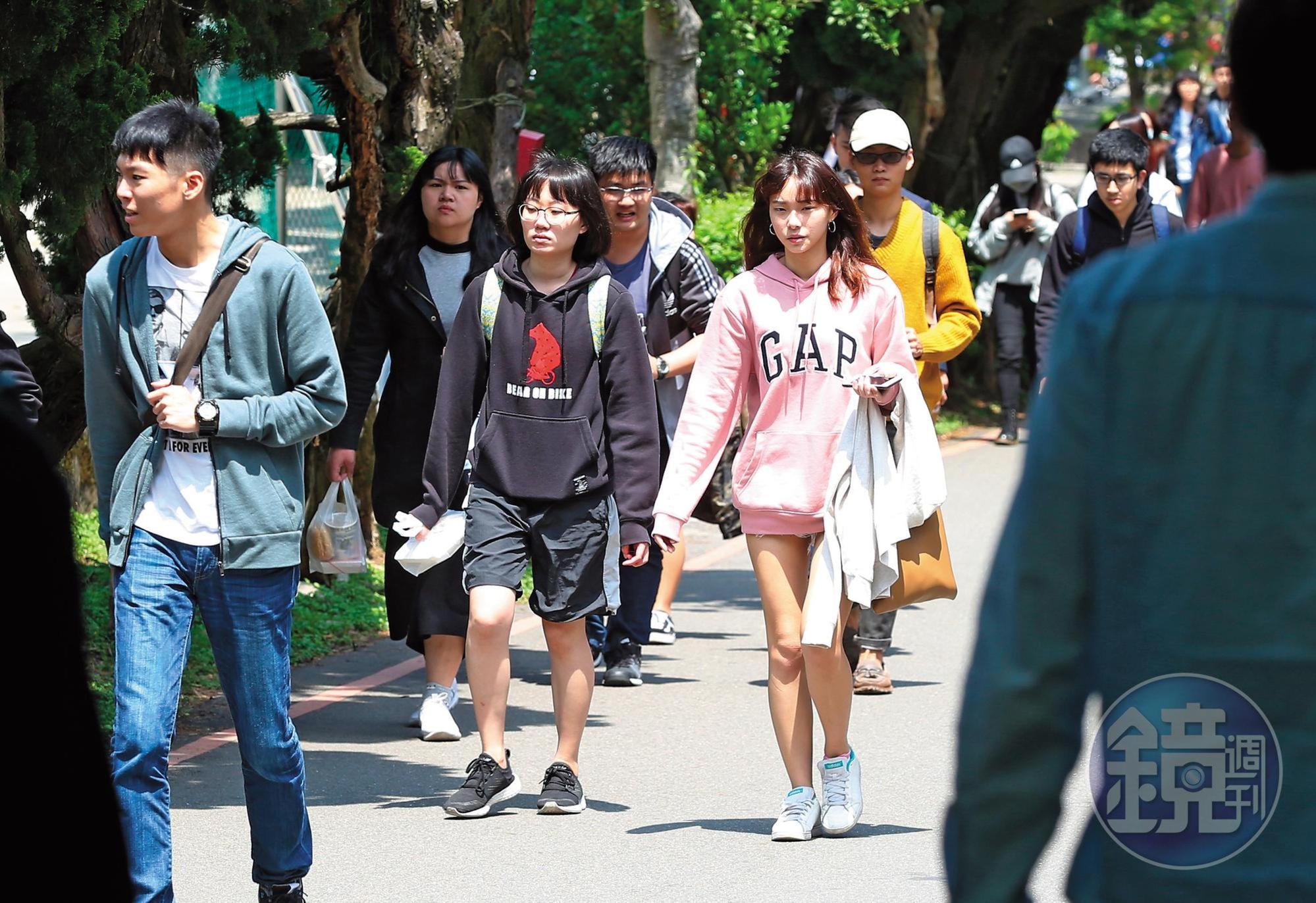 文大位於陽明山的校本部學生眾多,大學部有超過2萬名學生。