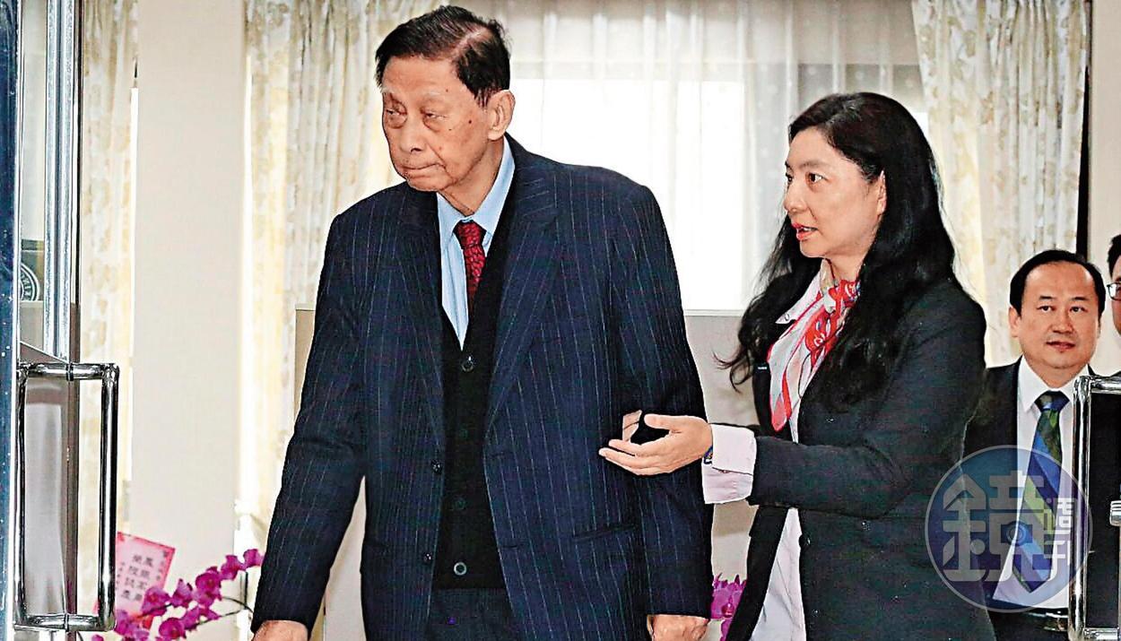 文大董事長張鏡湖(左)與女兒張海燕(右)23日在步入董事會現場,力圖穩住大位。