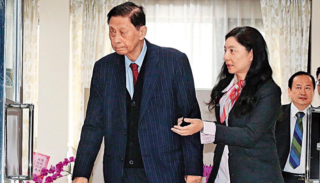 文大董事長張鏡湖（左）與女兒張海燕（右）23日在步入董事會現場，力圖穩住大位。