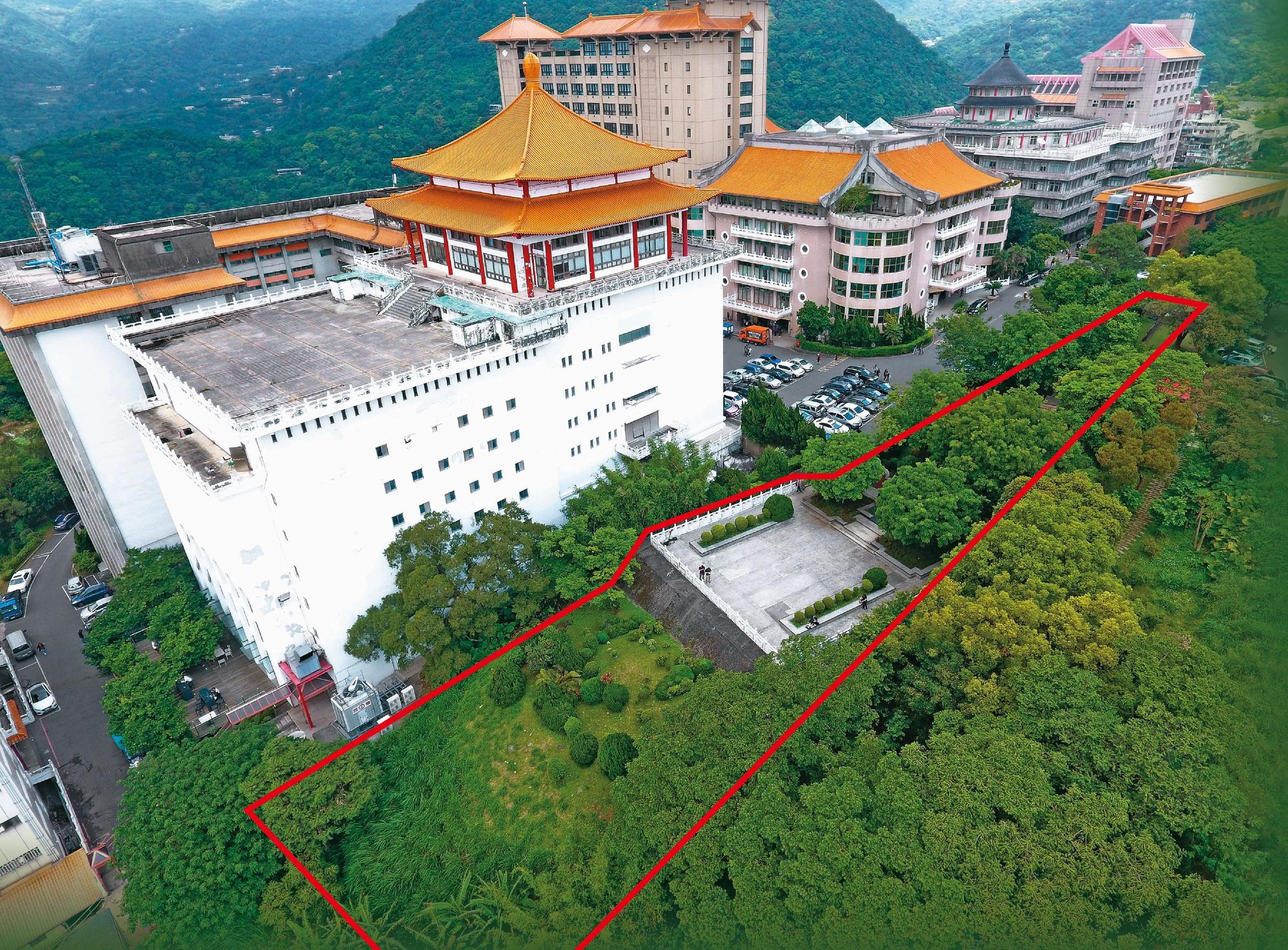 文大董事會內鬥主因是文大董事長張鏡湖有意要動用6,000萬元學校資金,買下父親張其昀墓地(紅框處)剩餘產權,遭董事反對後與董事嫌隙日漸加深。(讀者提供)