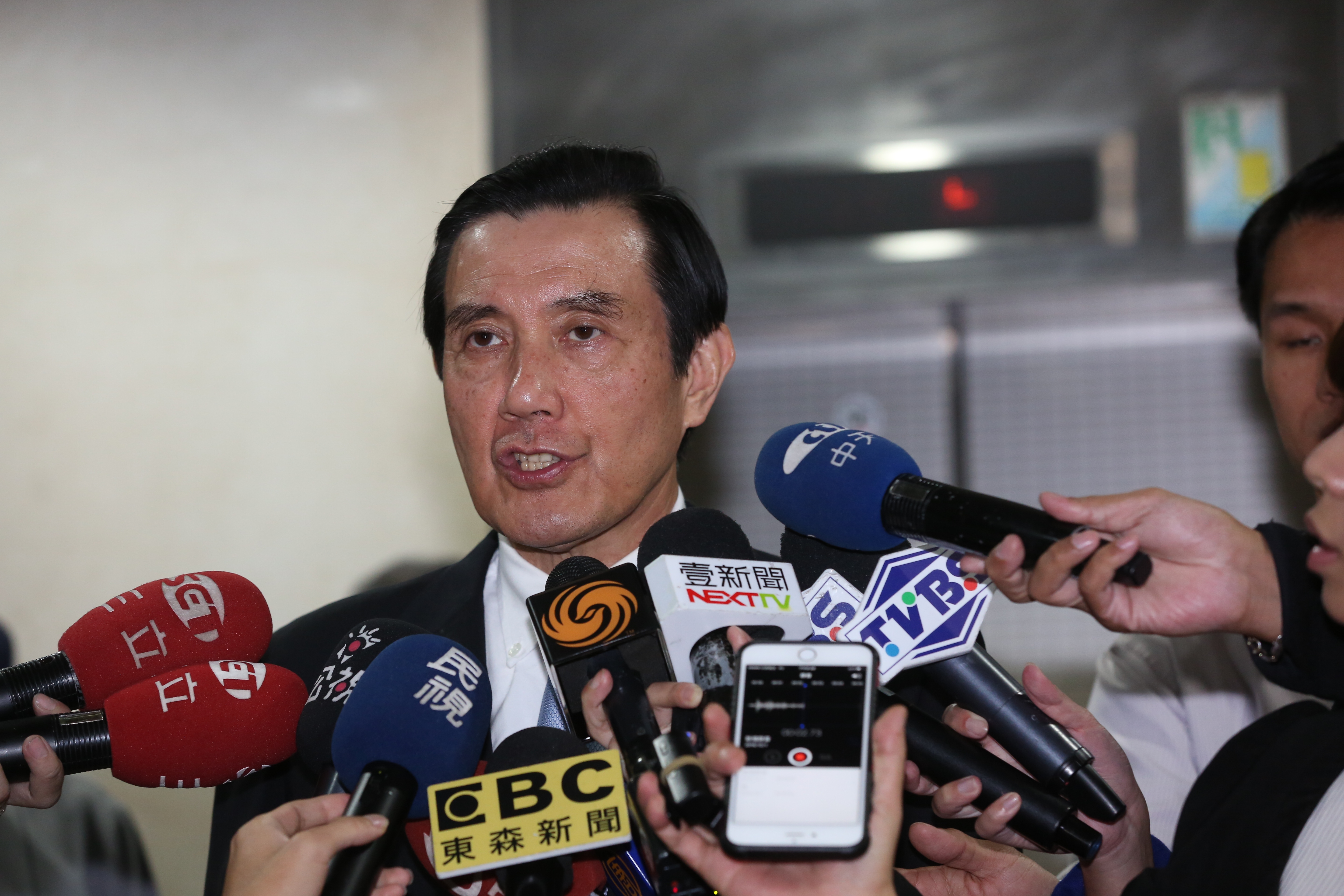 台北地檢署為偵辦三中案，今第三度傳喚馬英九，但馬對檢察官所詢問的問題，行使緘默權。