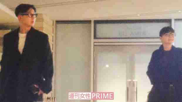 之前松田翔太被拍到跟秋元梢半同居。（翻攝《女性自身》）
