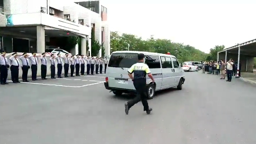 2名殉職的國道警察移靈繞行所屬新市分隊,隊員列隊敬禮哭喊任務結束一路好走。(警方提供)
