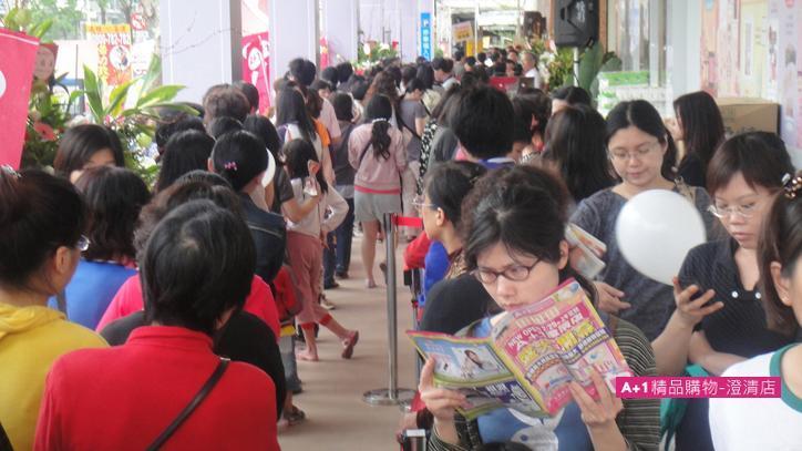 「A+1」曾鼎盛一時，週年慶活動時人潮滾滾，民眾結帳必須排隊半小時以上。（翻攝A+1官網）