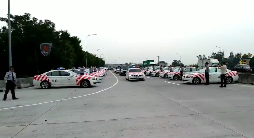 國道2警遭撞死移靈，3個大隊150名員警全都到場送別，場面相當哀戚。（警方提供）