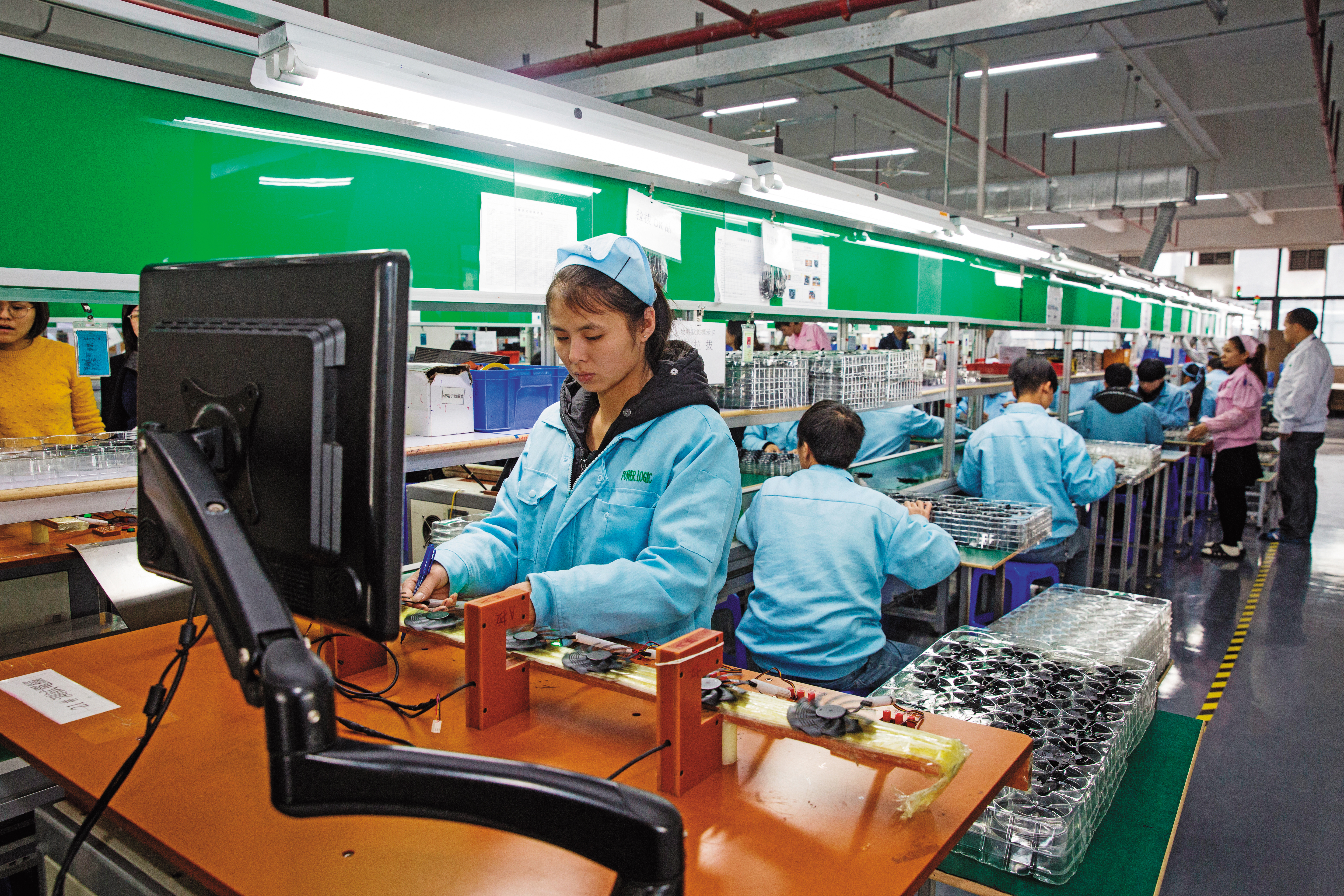 動力的生產主要在東莞工廠，24小時不停工，從開模成型到線材加工，都在廠內完成一條龍作業。