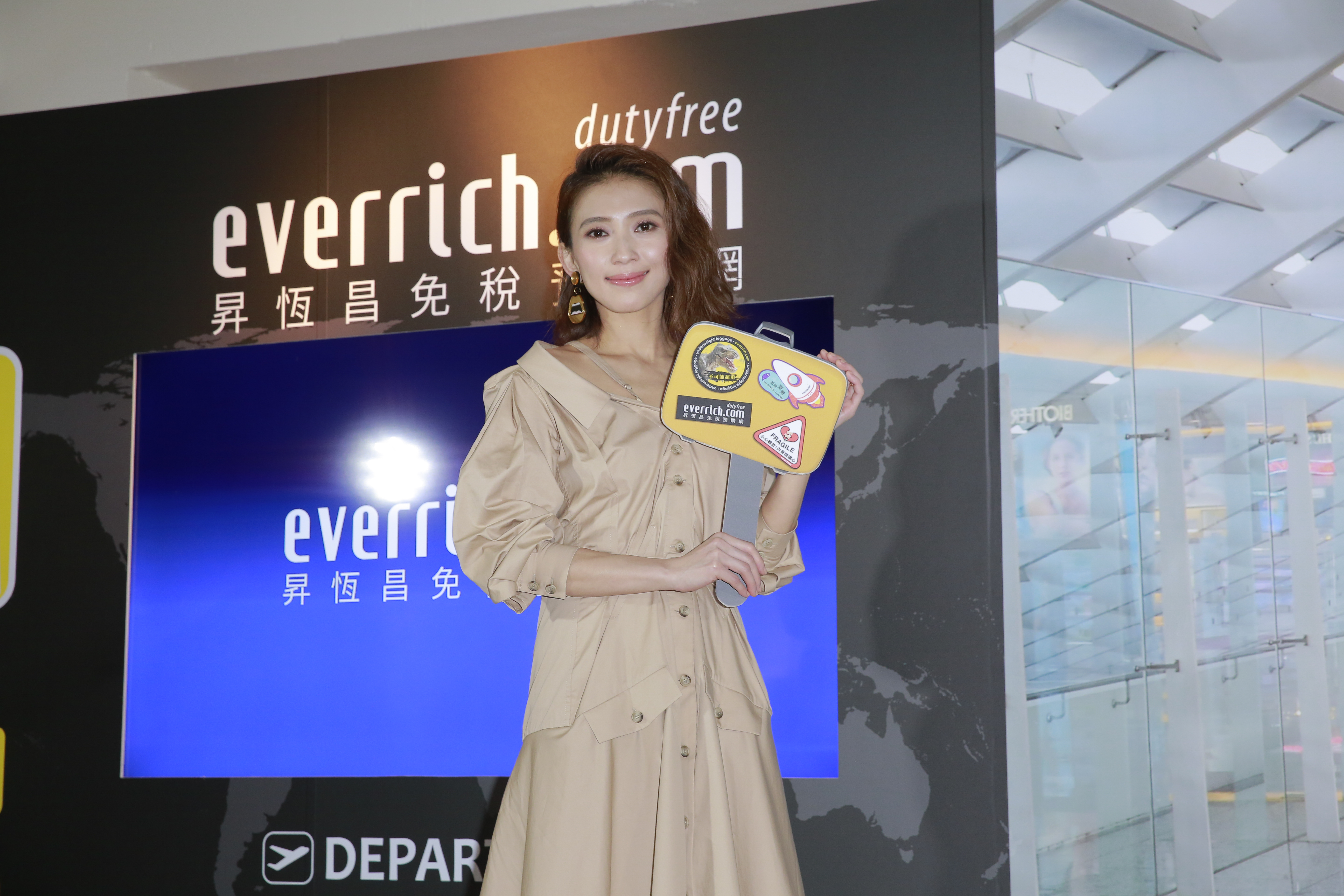 戴佩妮出席免稅預購網記者會，透露因為工作關係，一年得進出機場幾十趟。