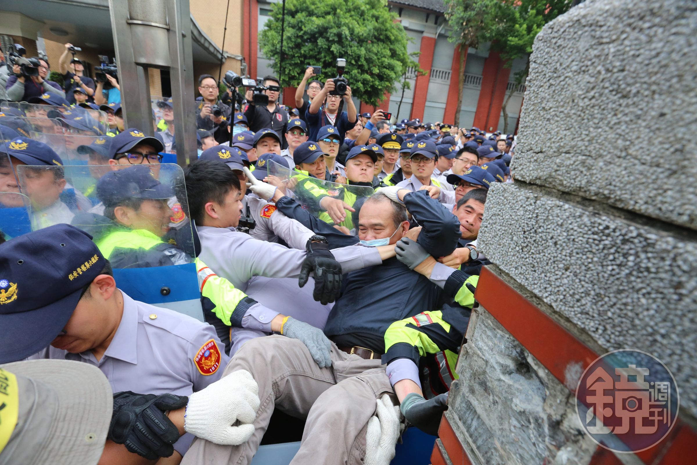 警方出動重兵以人牆阻擋陳抗民眾，遇闖入者即加以逮捕。