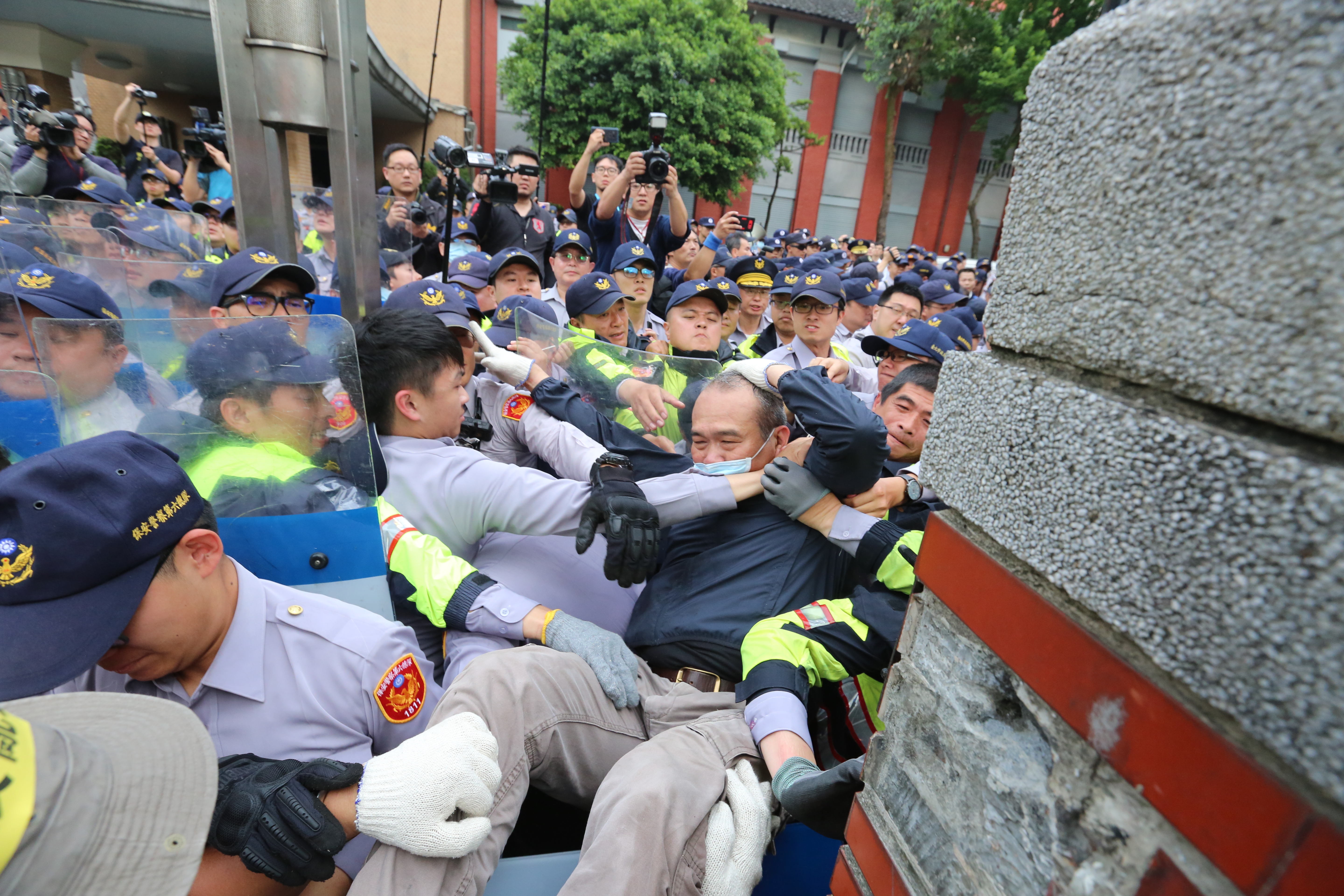 警方出動重兵以人牆阻擋陳抗民眾，遇闖入者即加以逮捕。