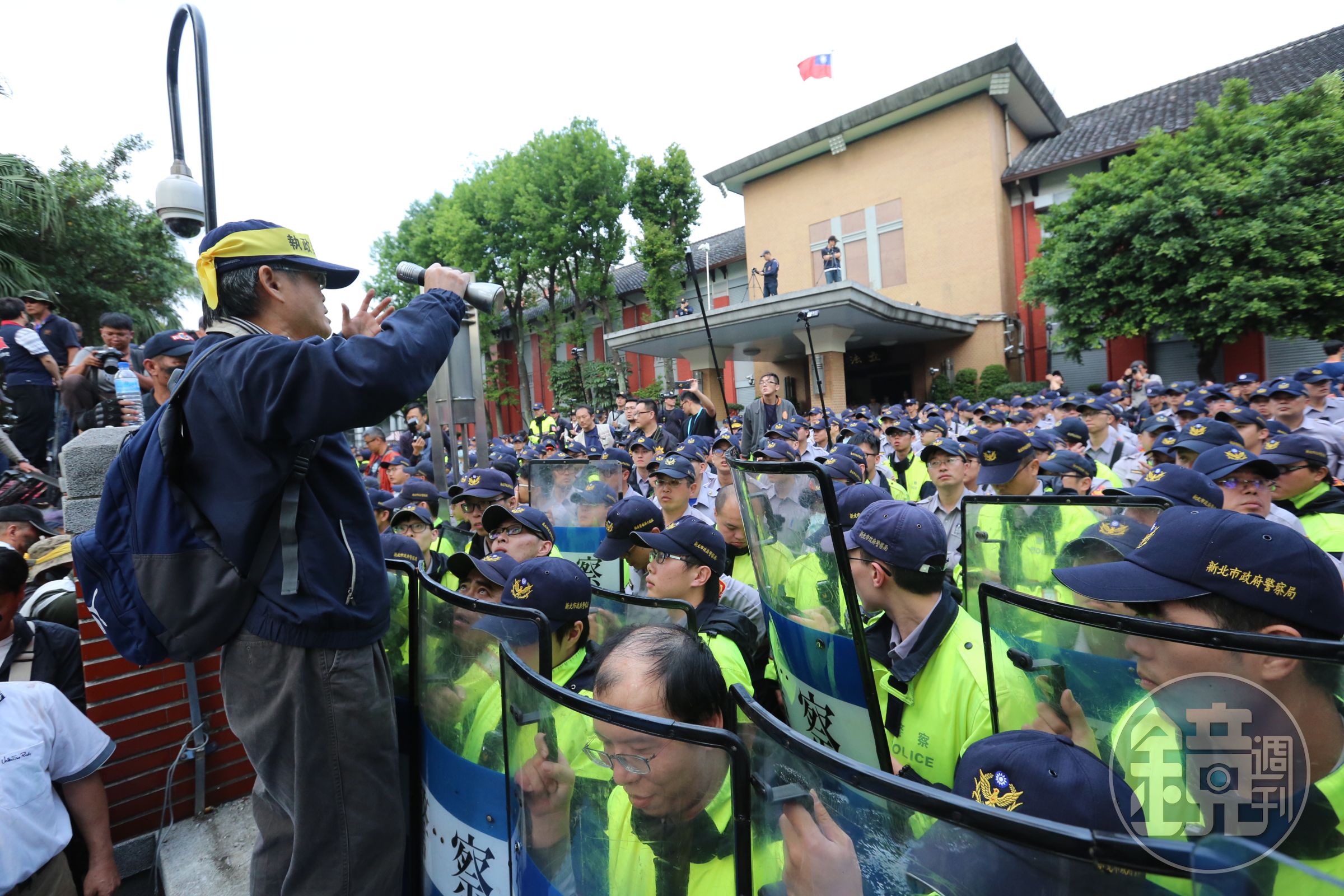 警方出動重兵以人牆阻擋陳抗民眾，遇闖入者即加以逮捕。