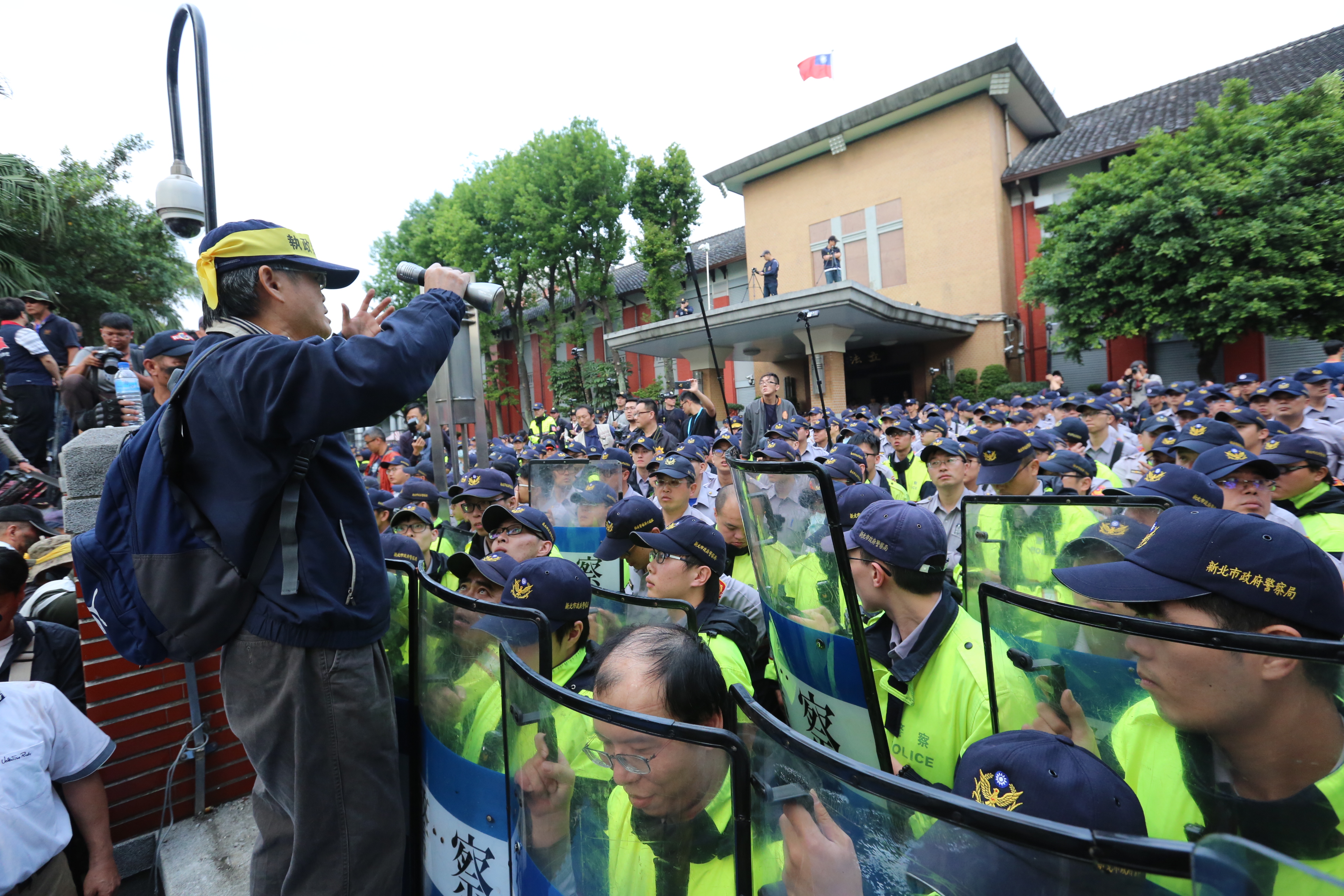 警方出動重兵以人牆阻擋陳抗民眾，遇闖入者即加以逮捕。