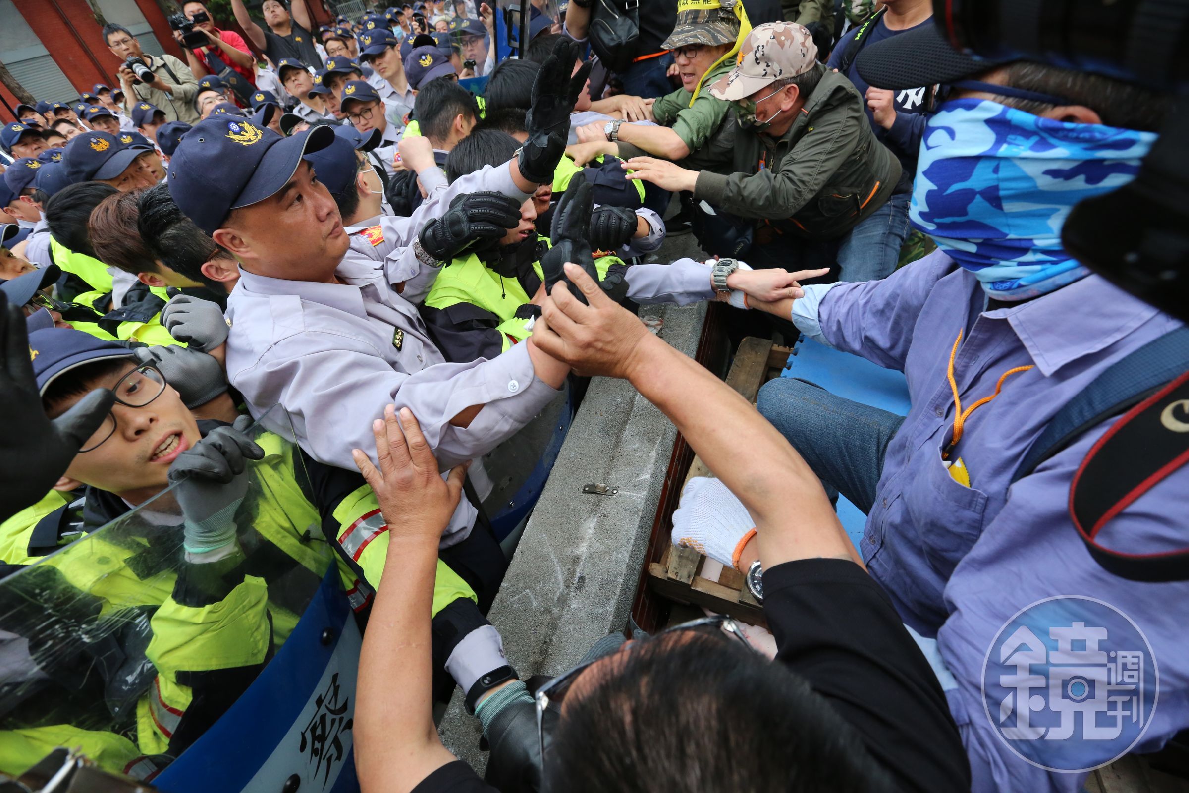 反年改團體八百壯士今聚集民眾在立法院大門口試圖衝入院區，與警方發生衝突。