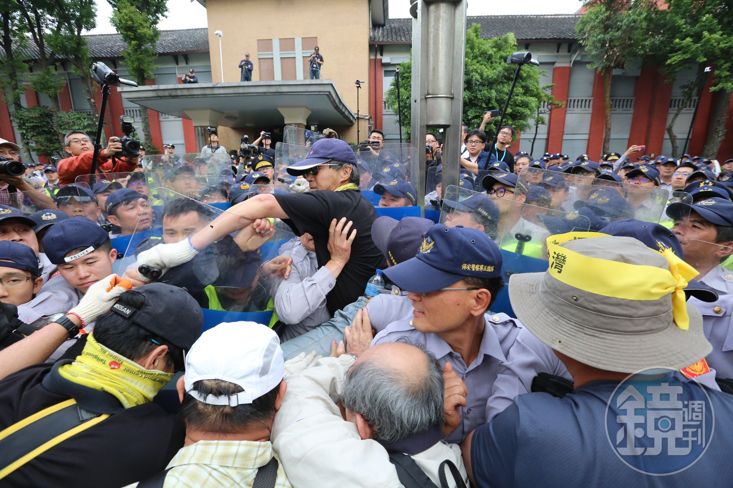 立法院公聽會於今進入軍人年金改革方案的實質審查，引發反年改團體八百壯士挺身衝撞立院。