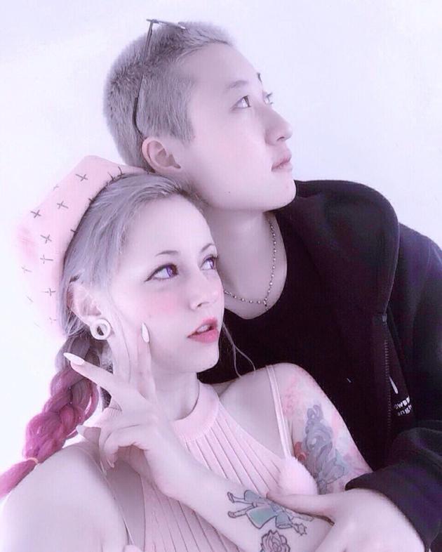 吳卓林曾搬出母親家與30歲網紅外籍女友同居。（翻攝自新浪娛樂）