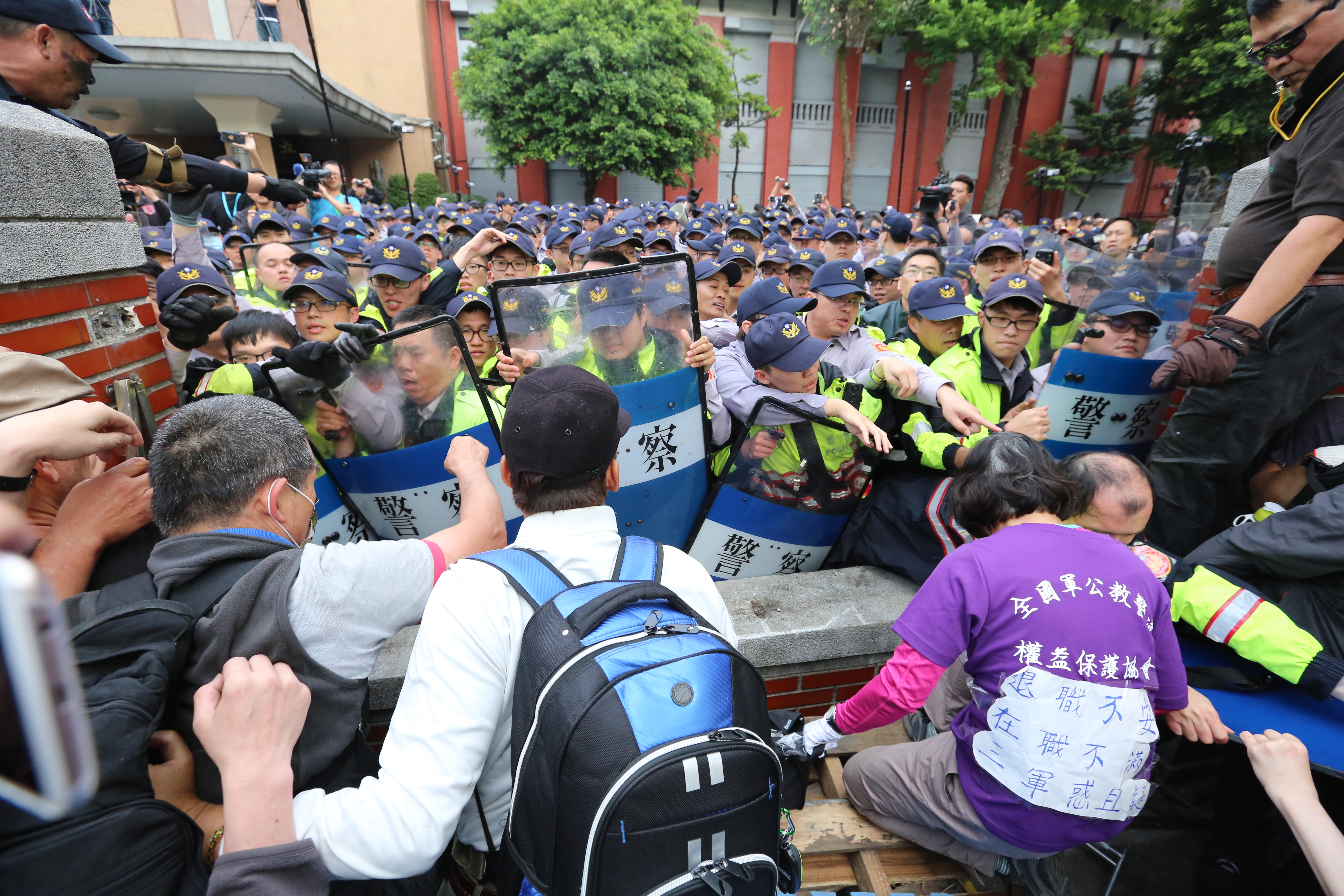 反年改團體破壞立法院圍牆，不斷往院內湧入，警方無奈以肉身阻擋。