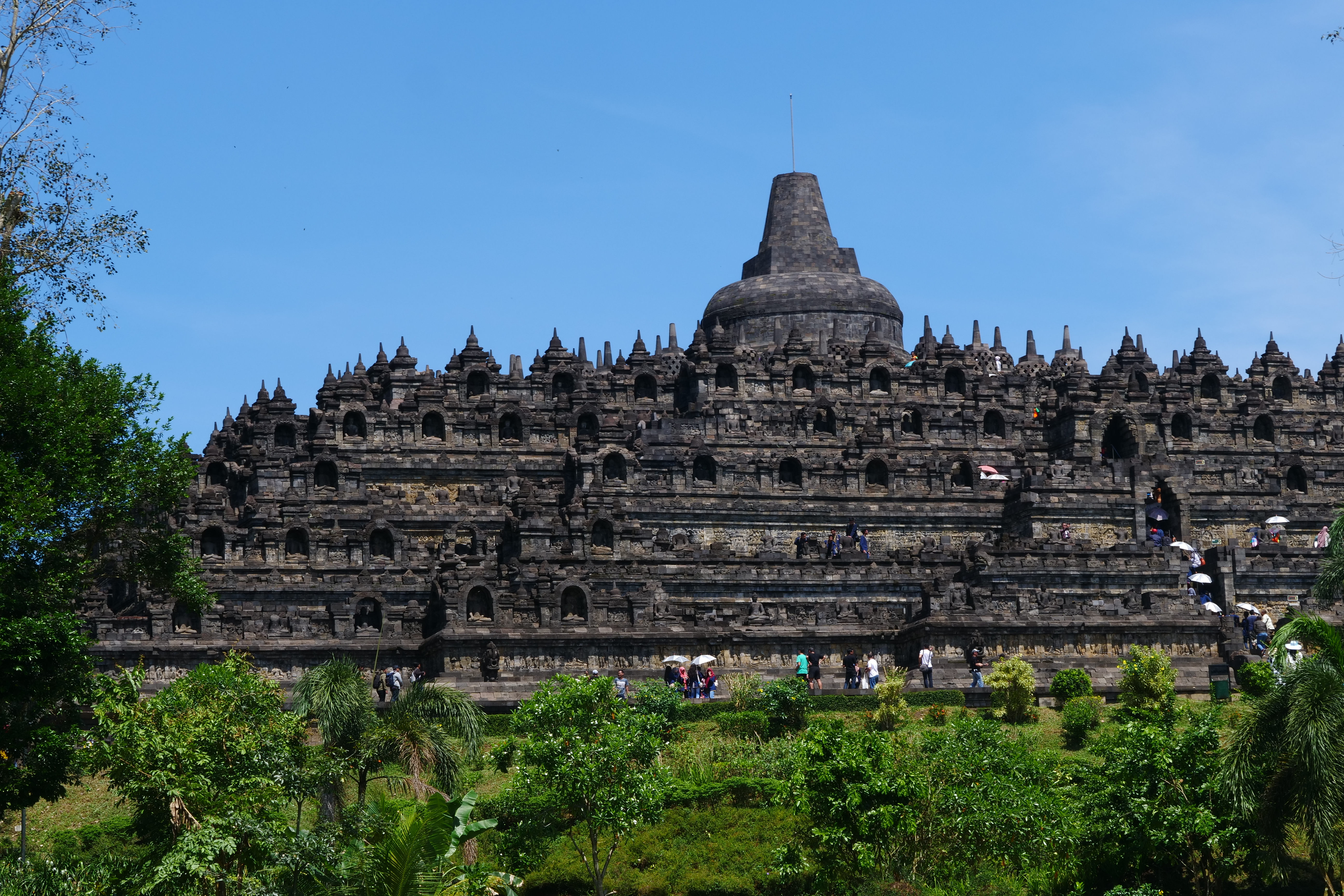婆羅浮屠佛塔，巨大的建築體為世界之最。