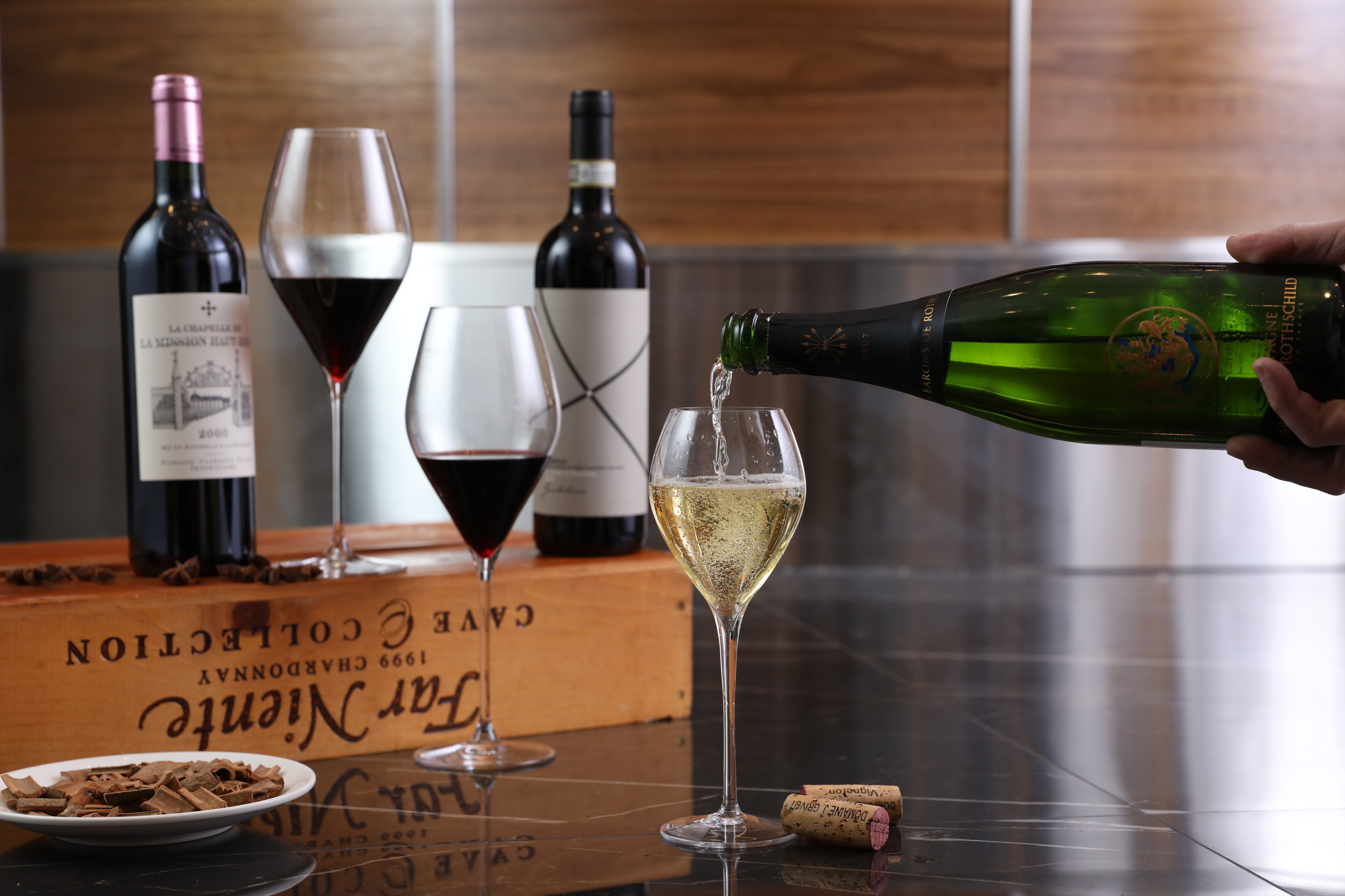 運氣好的話在單杯吧喝得到香檳。Rothschild家族的香檳，用3種葡萄混釀，落喉不甜。（前，800元／杯、3,200元／瓶），另有被法國5大酒莊之一Haut Brion買下的酒莊，所釀製的「La Chapelle de La Mission Haut-Brion 2008」（後排左，800元／杯、4,300元／瓶）個性強勁；來自義大利Barolo區的DOCG等級酒，風味細緻。（後排右，800元／杯、2,500元／瓶）