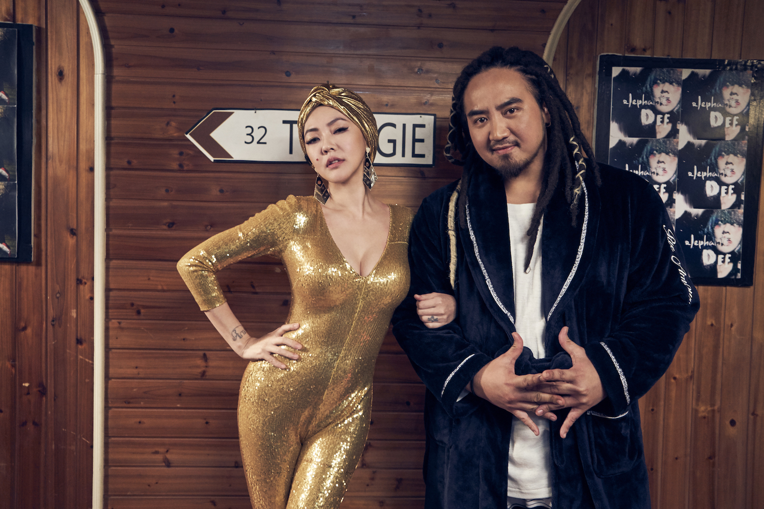 小S穿著性感深V金箔禮服與Matzka合拍新歌MV，金光閃閃瑞氣千條，她卻自嘲活像十八銅人。（索尼音樂）