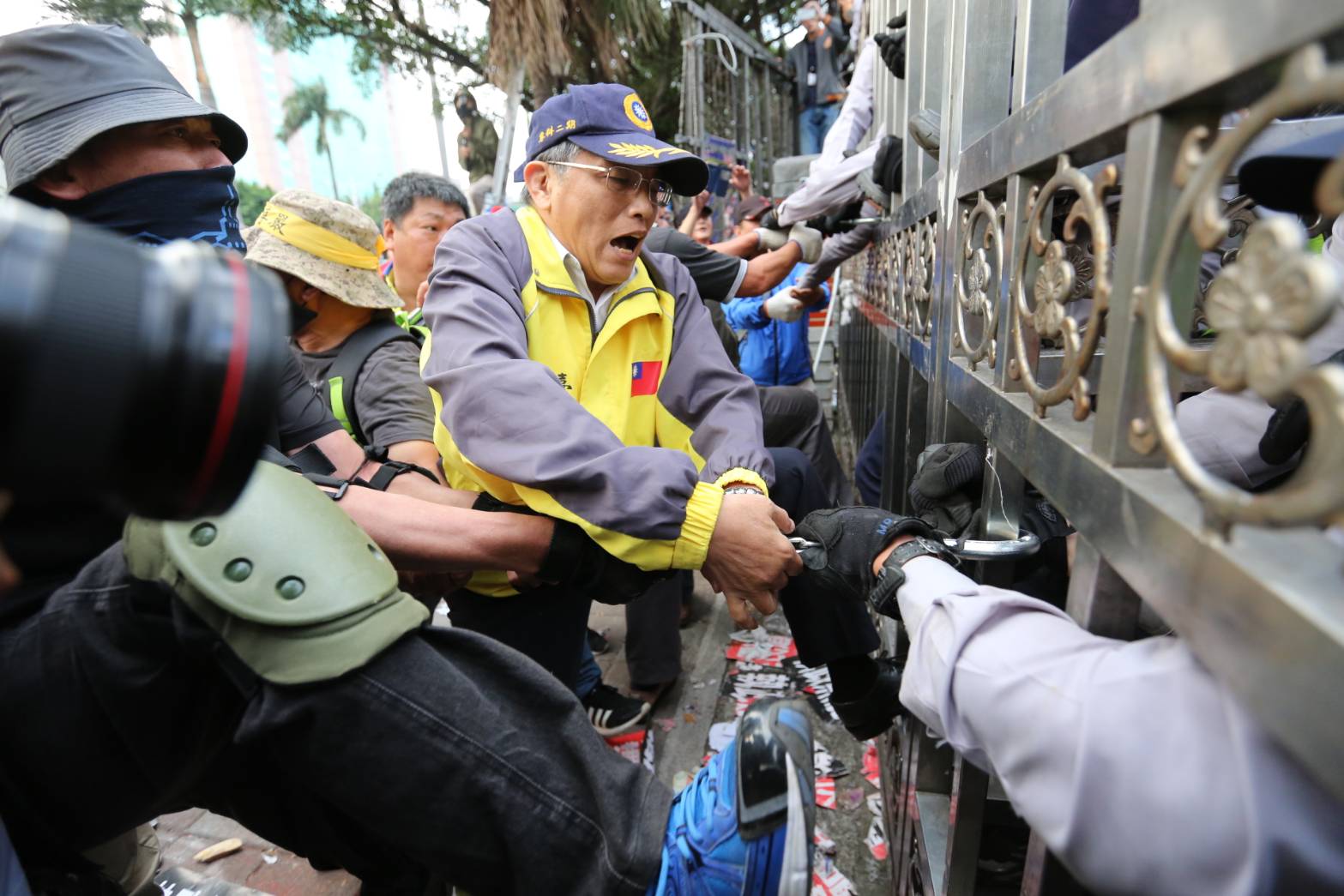 反年改團體今天聚集在立法院周邊抗議脫序，行政院發言人徐國勇表示嚴厲譴責。