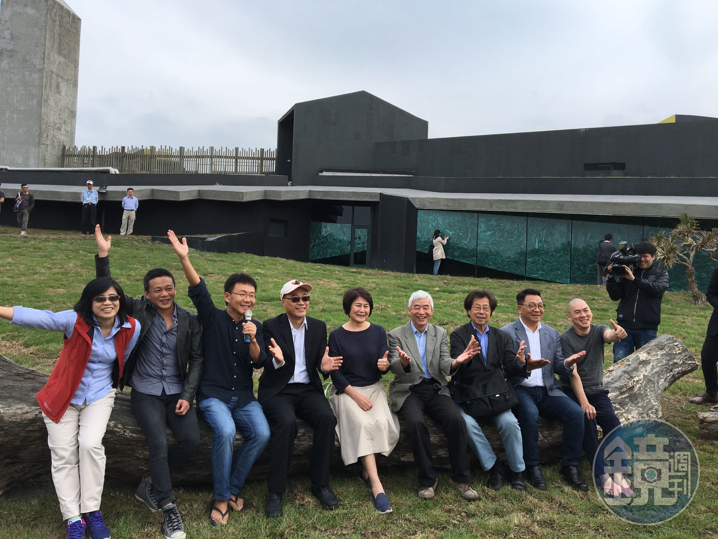建築師黃聲遠（左三）規劃設計的「壯圍沙丘旅遊服務園區」將於4月28日啓用，園區場館將推出導演蔡明亮（右一）策劃的《行者．蔡明亮》大展。