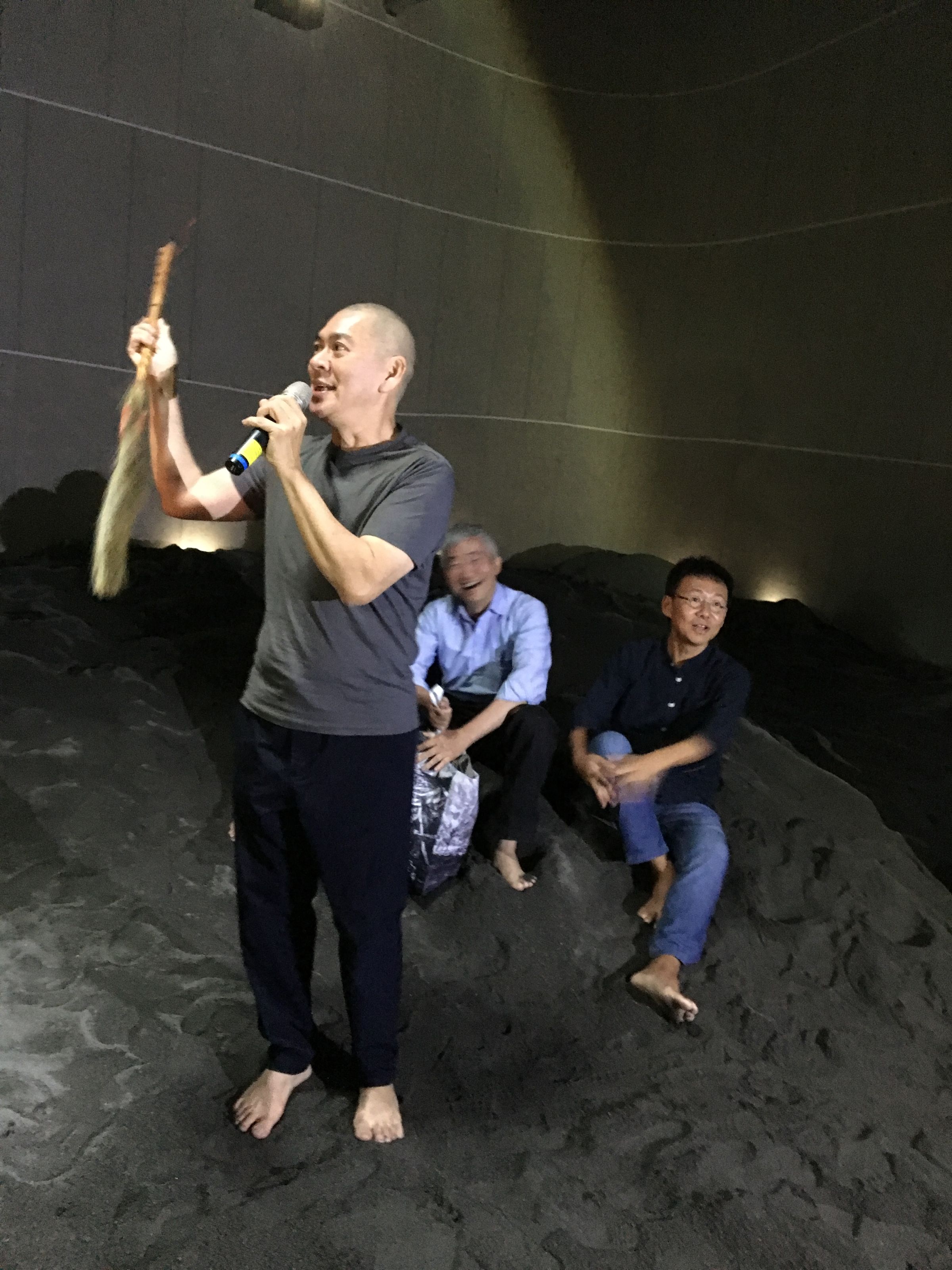導演蔡明亮（左起）與交通部長賀陳旦、建築師黃聲遠赤腳感受沙的自然觸感。