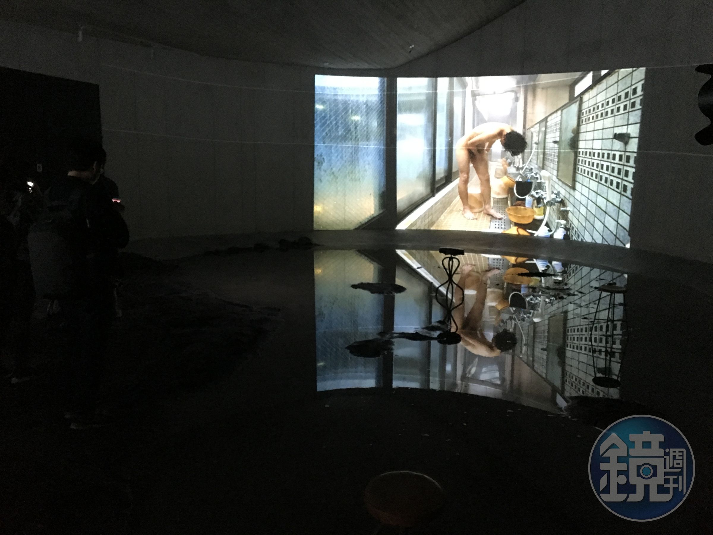 《行者．蔡明亮》大展，引進沙和水進駐室內，搭配《行者》系列影片放映，形成獨特的鏡像景觀。
