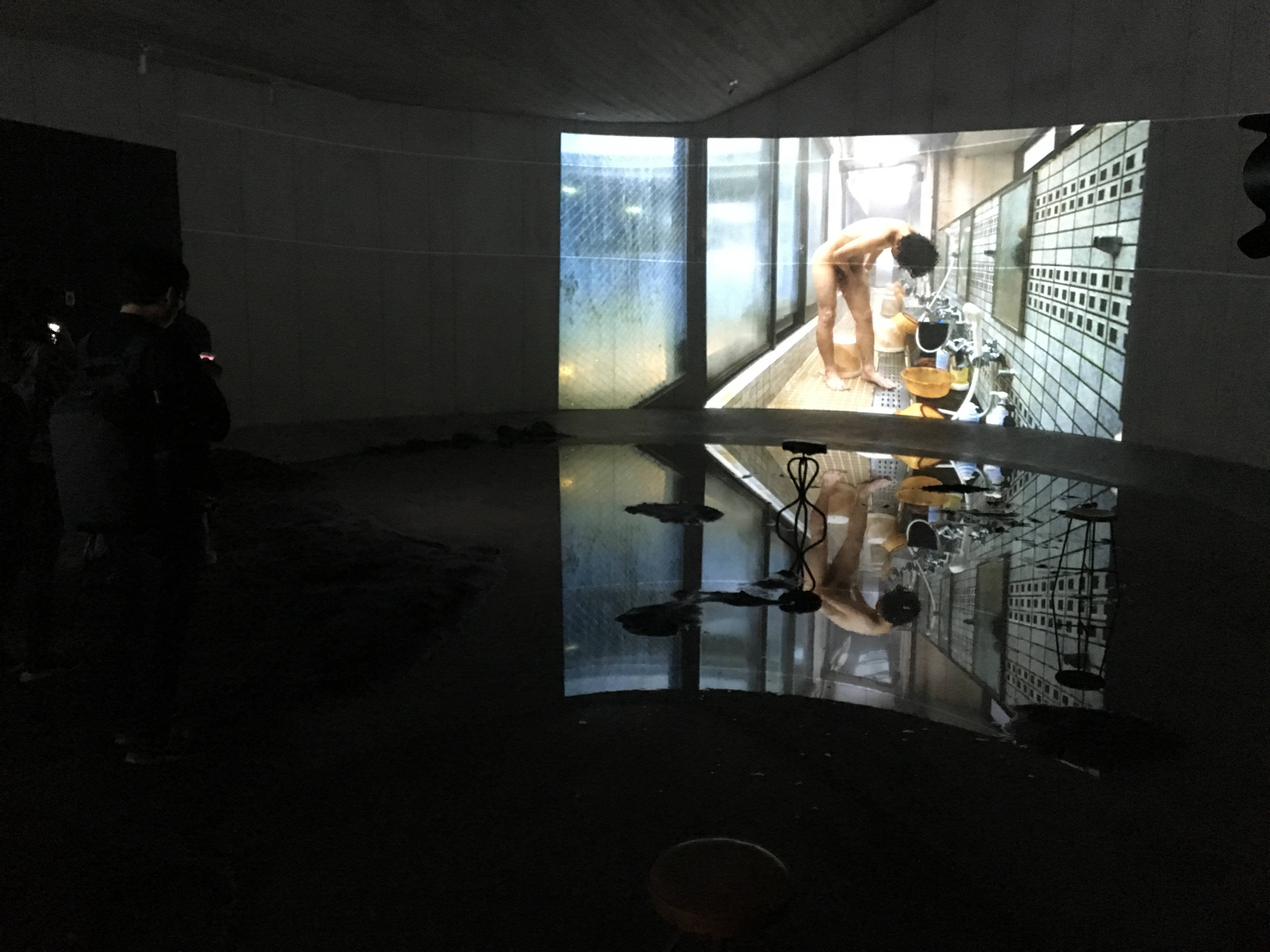 《行者．蔡明亮》大展，引進沙和水進駐室內，搭配《行者》系列影片放映，形成獨特的鏡像景觀。