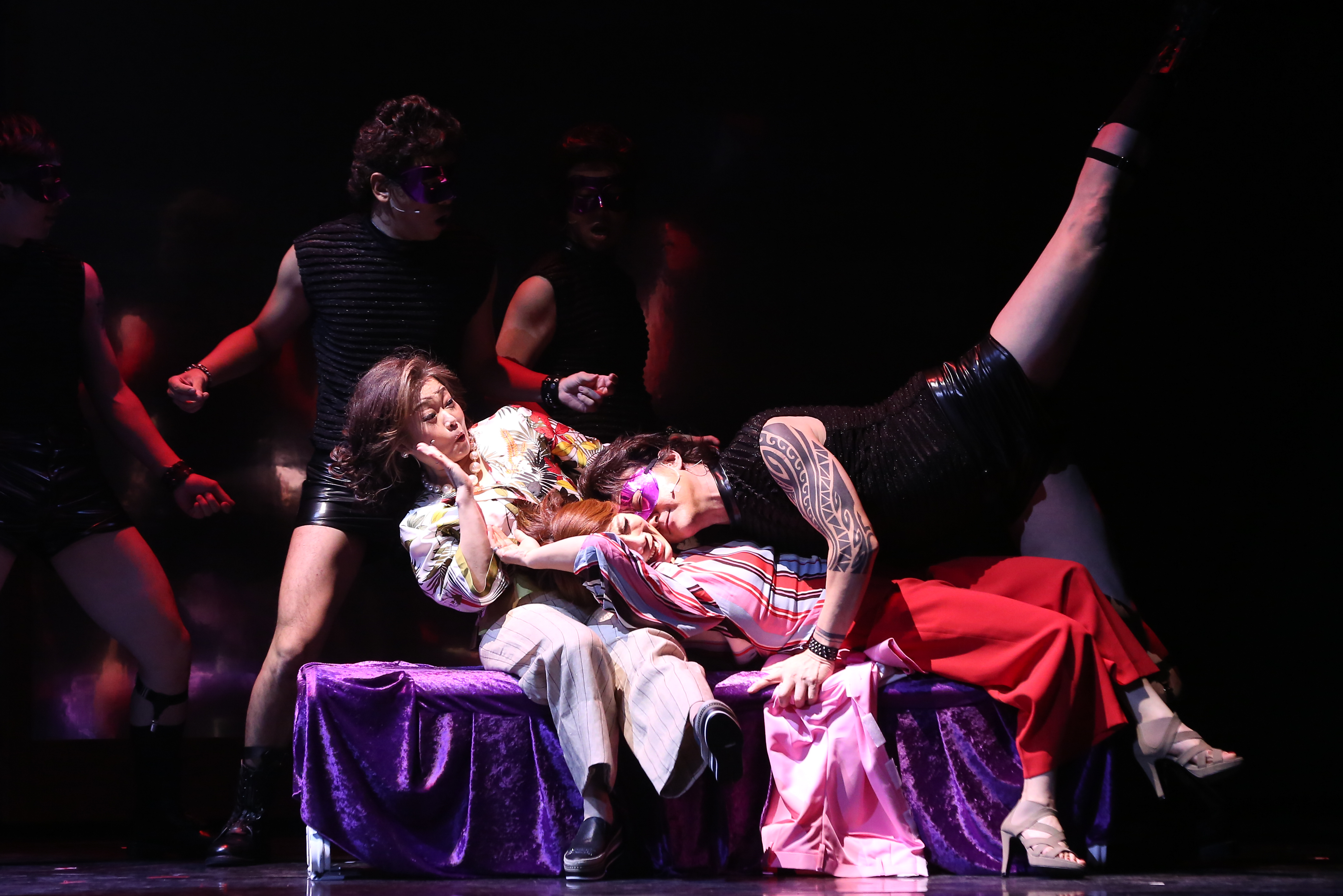 何篤霖（右）為歌舞劇《愛情哇沙米》重現芭蕾舞技，踢腿架勢看出實力。（左為金智娟、中為郎祖筠）