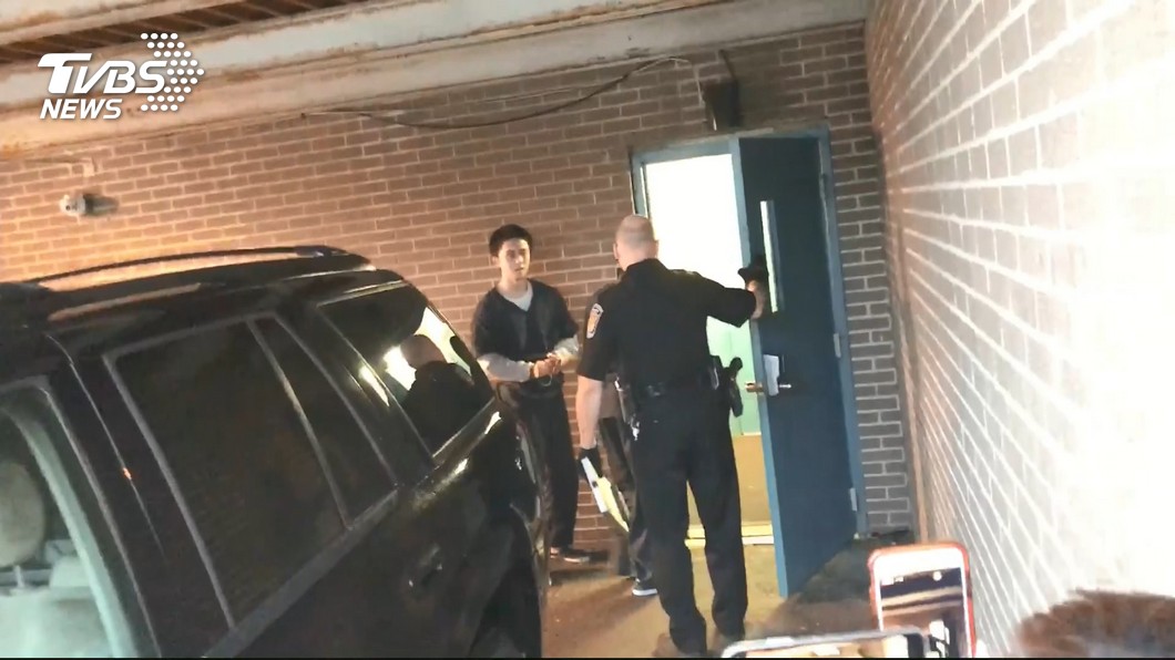 孫安佐結束聽證會步出法院,對支持他的朋友表示感謝。(翻攝自TVBS)