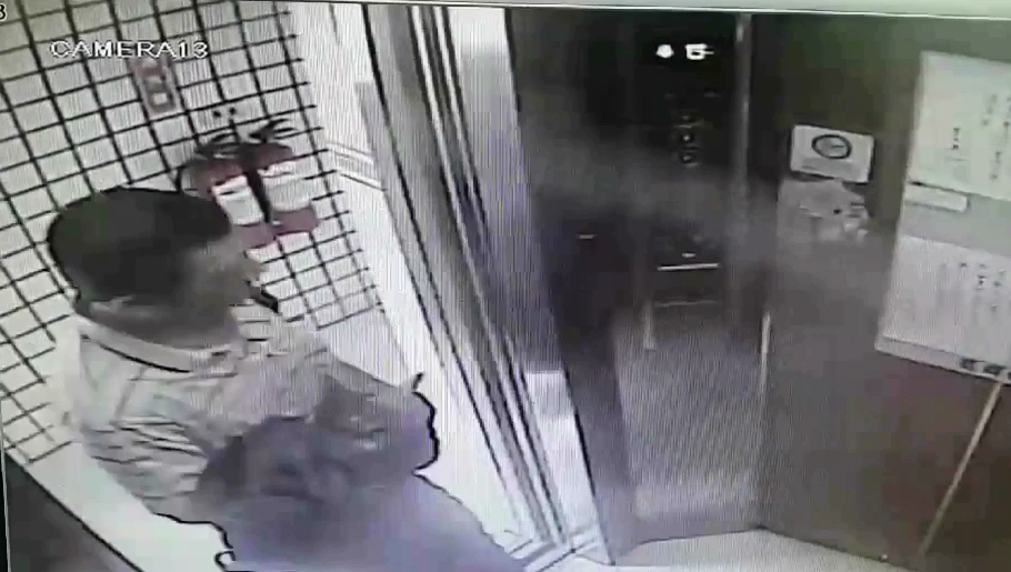 警方調閱監視器發現吳男進出死者住處確認涉重嫌。(警方提供)