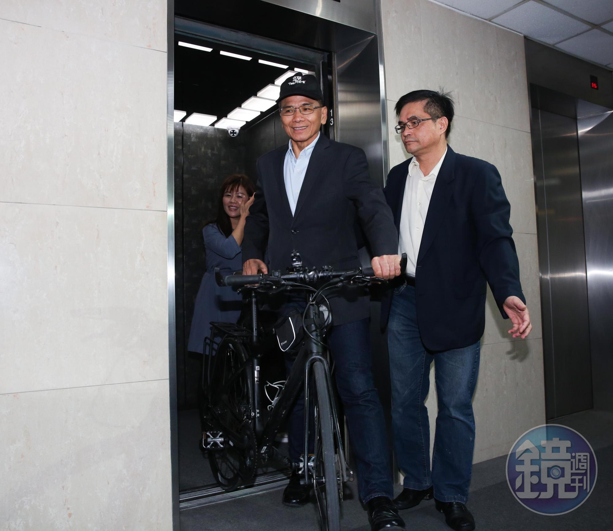 前行政院長游錫堃今早牽著腳踏車抵達北市宜蘭同鄉會。