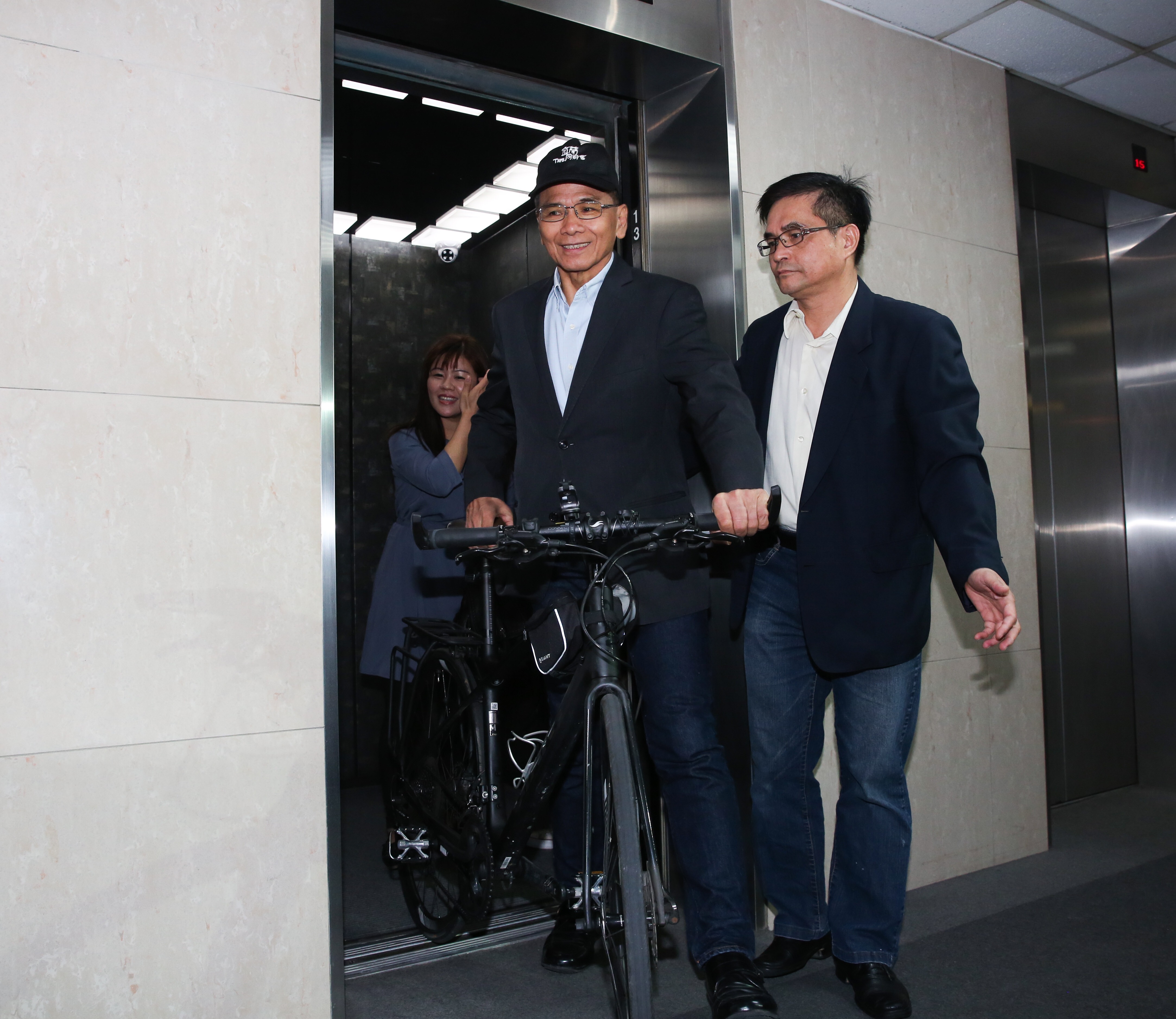 前行政院長游錫堃今早牽著腳踏車抵達北市宜蘭同鄉會。
