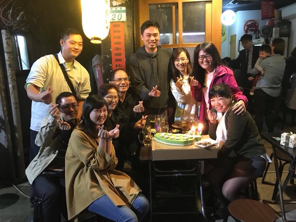 前行政院長游錫堃昨晚由年輕幕僚陪他慶祝70歲生日。（翻攝游錫堃臉書）