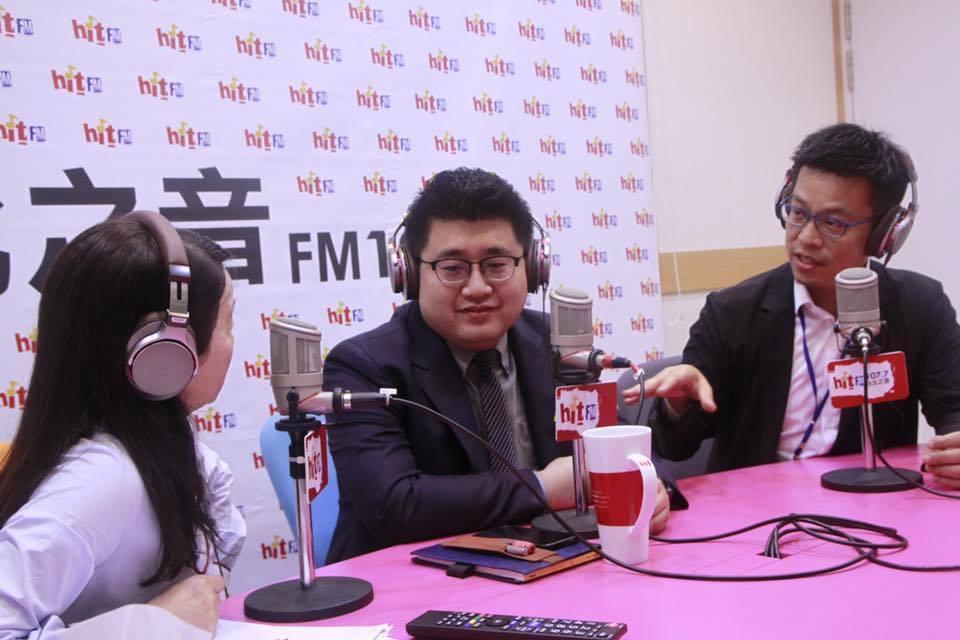 總統府發言人黃重諺、林鶴明上午接受廣播專訪。（「Hit Fm《蔻蔻早餐》提供）