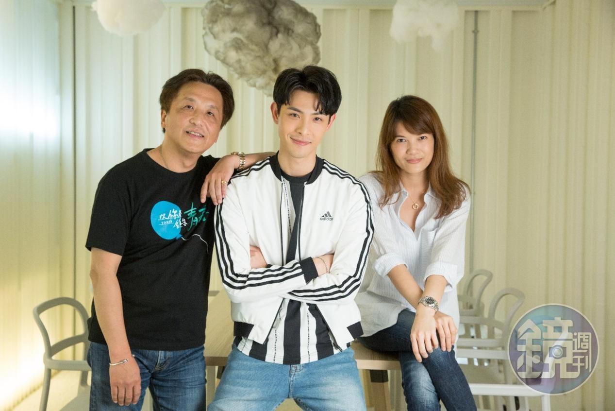 青春校園網劇《以你為名的青春》,由總製片人姚鳳群(左起)、演員晨翔、總編劇兼製片人汪秀賢攜手打造。