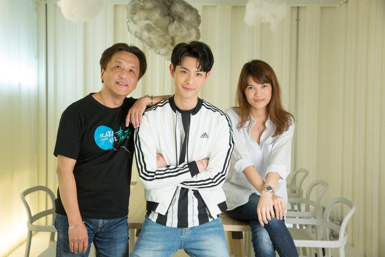 青春校園網劇《以你為名的青春》，由總製片人姚鳳群（左起）、演員晨翔、總編劇兼製片人汪秀賢攜手打造。