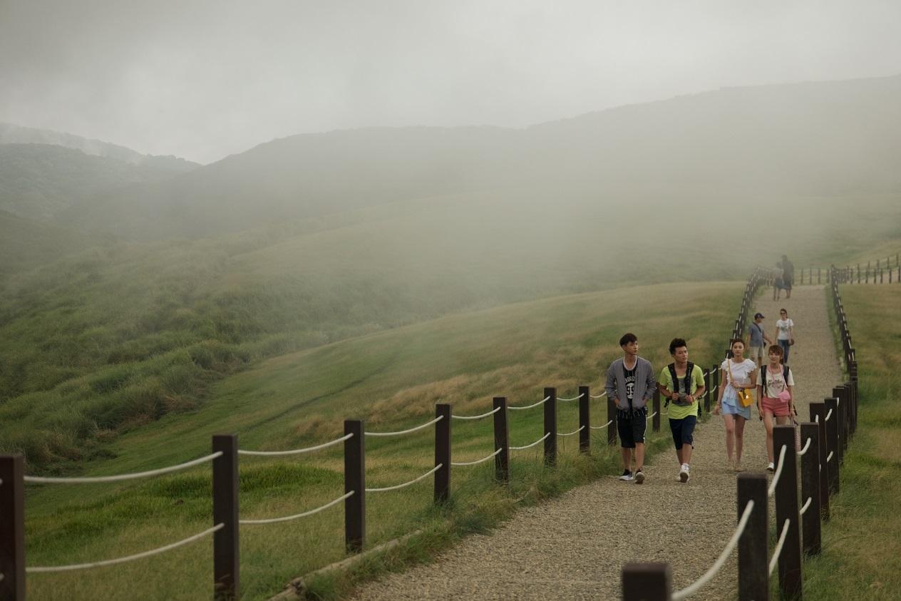 劇組選在台灣拍攝取景，陽明山擎天崗大草原成了主角看流星雨的場景。（最佳創意提供）