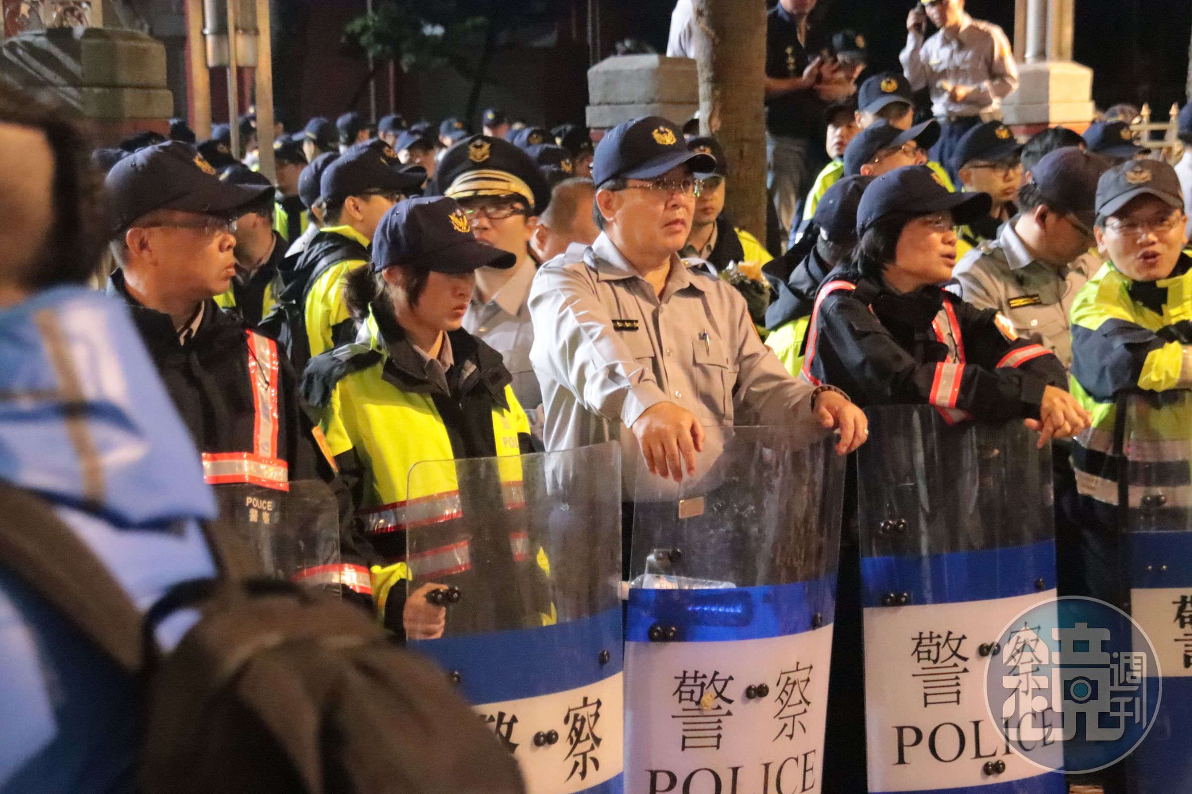 面對反年改陳抗團體，警方僅只能以警用盾牌守護立法院大門。（翻攝畫面）