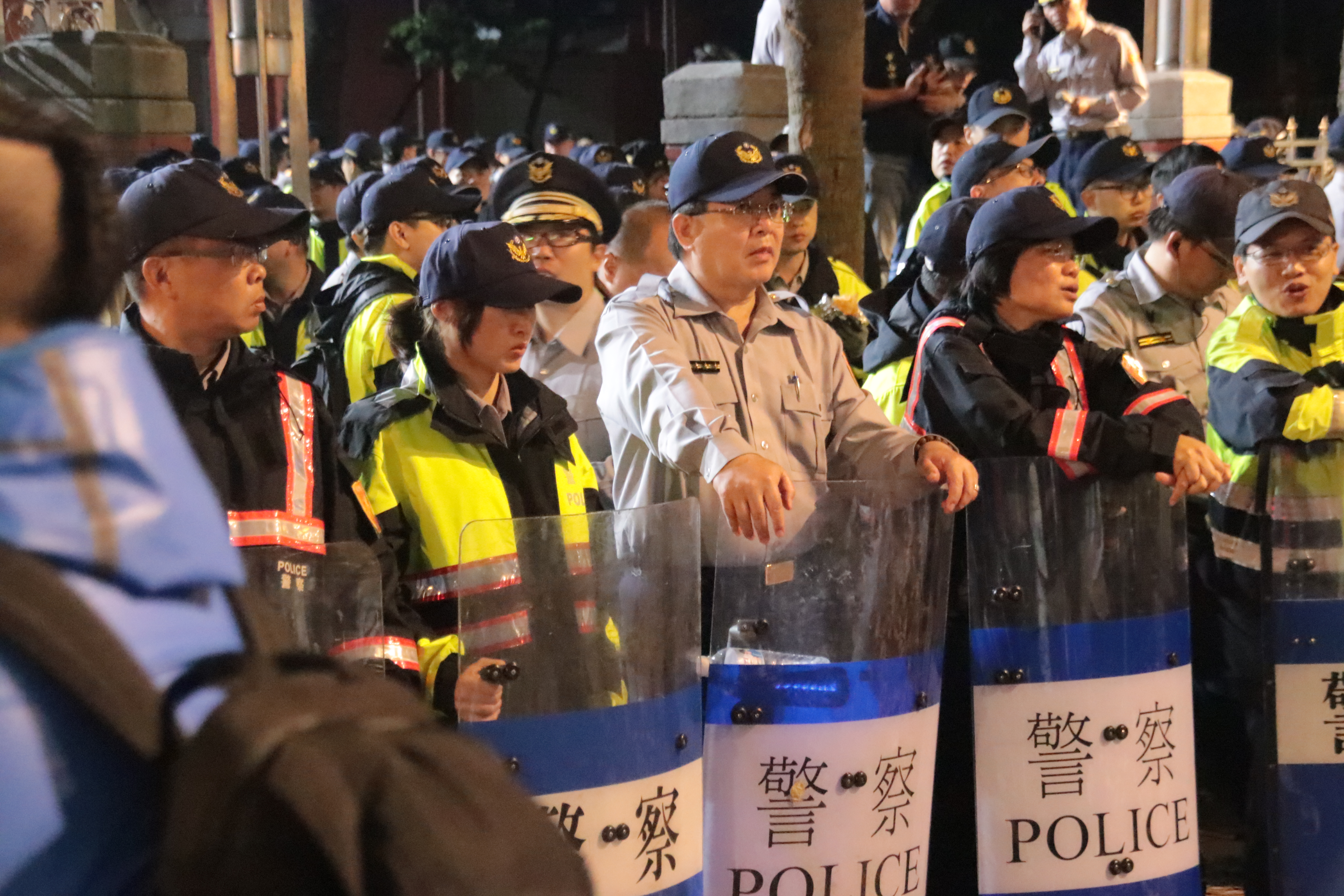 面對反年改陳抗團體，警方僅只能以警用盾牌守護立法院大門。（翻攝畫面）