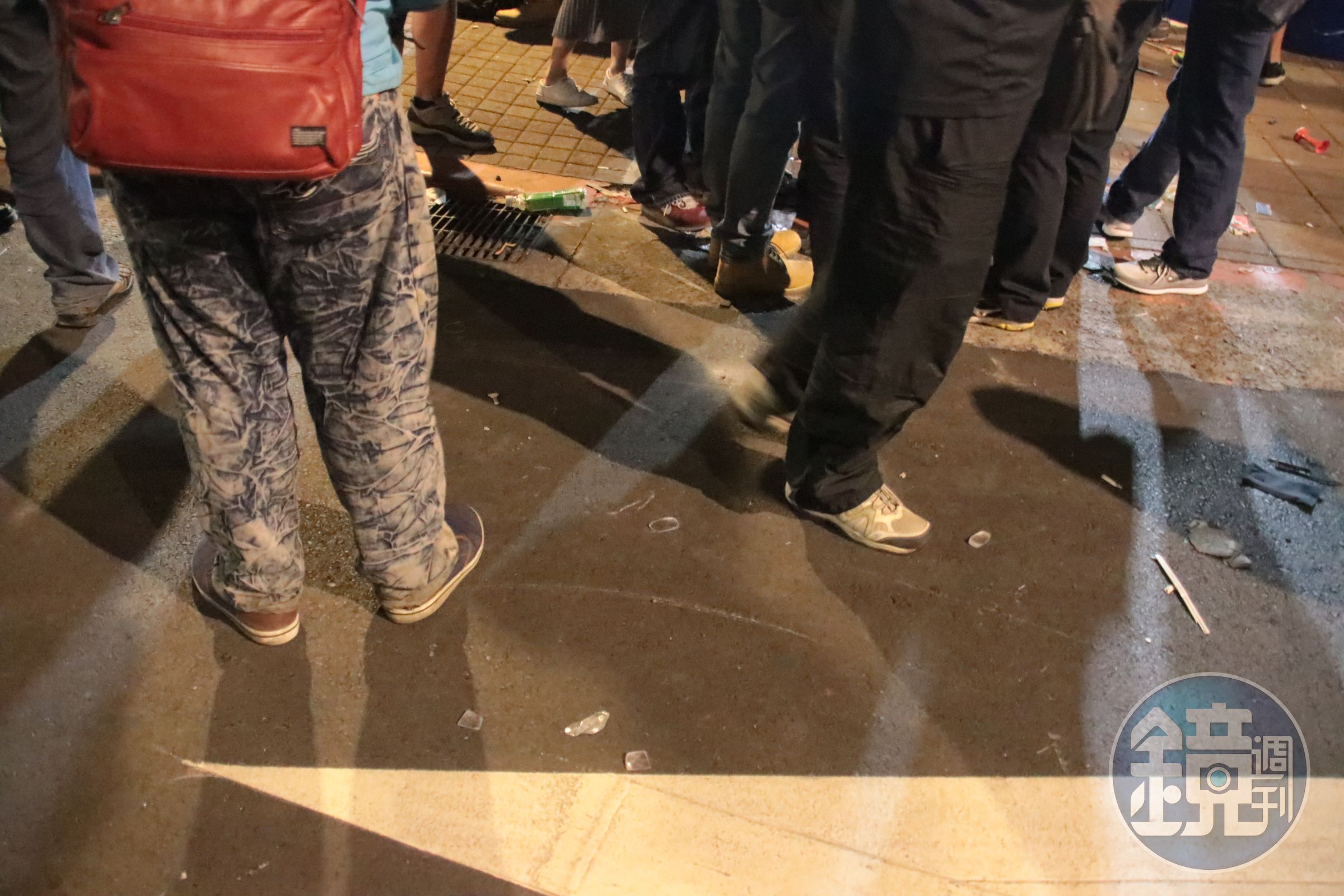 衝突之後破碎散落滿地的眼鏡碎片。（翻攝畫面）