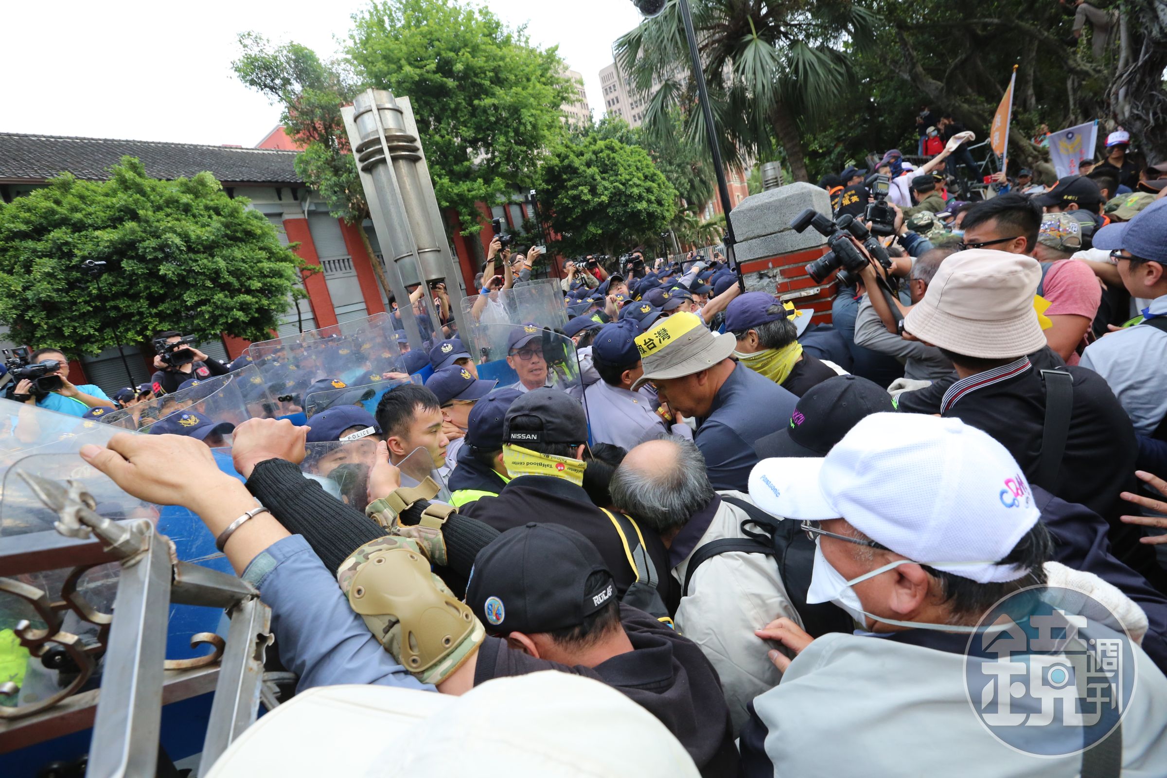 國防部與退輔會將持續與退役軍人團體溝通，但對於昨天毆打記者、攻擊警察以及包圍兒童醫院的非理性暴力行為表達譴責。