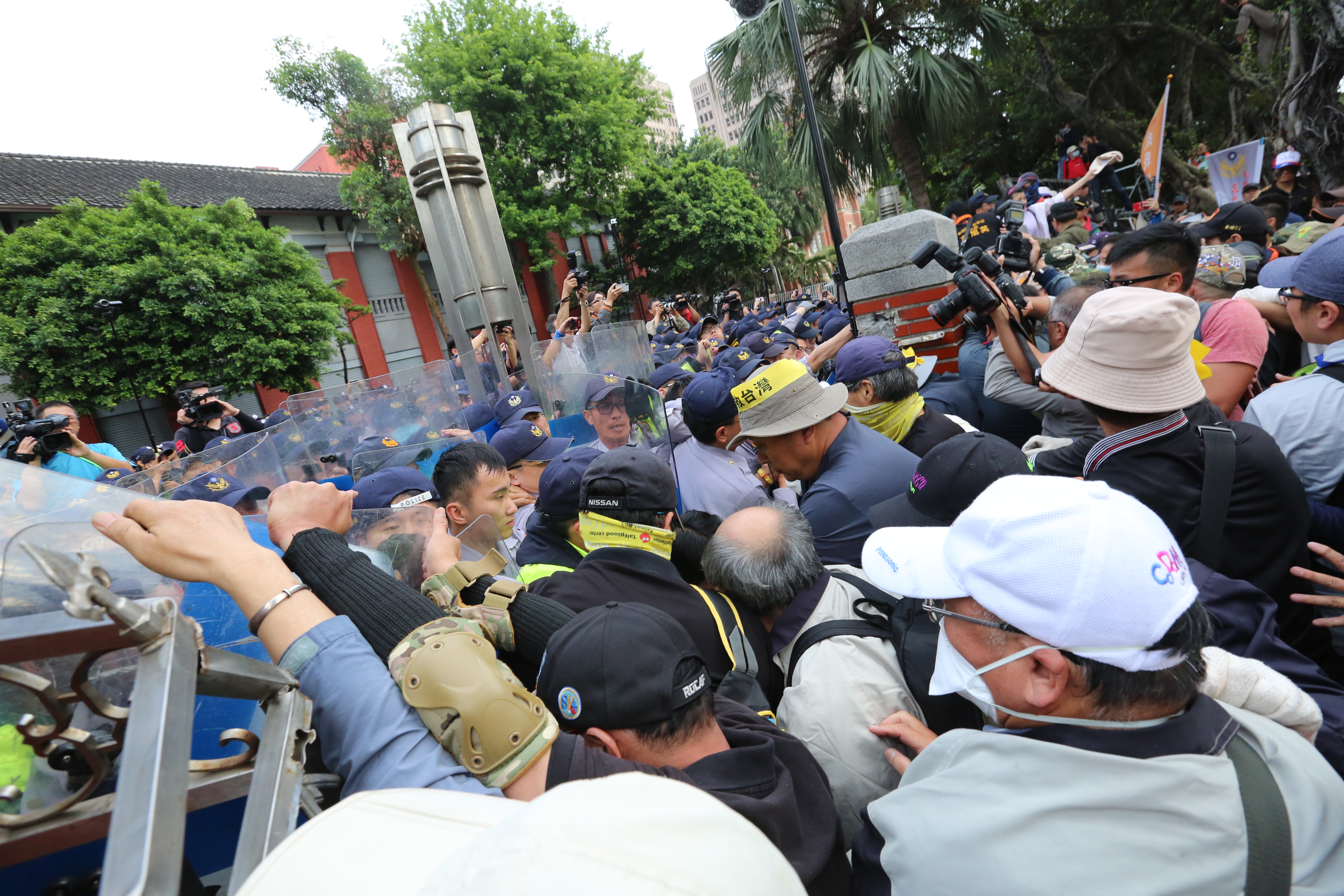 國防部與退輔會將持續與退役軍人團體溝通，但對於昨天毆打記者、攻擊警察以及包圍兒童醫院的非理性暴力行為表達譴責。