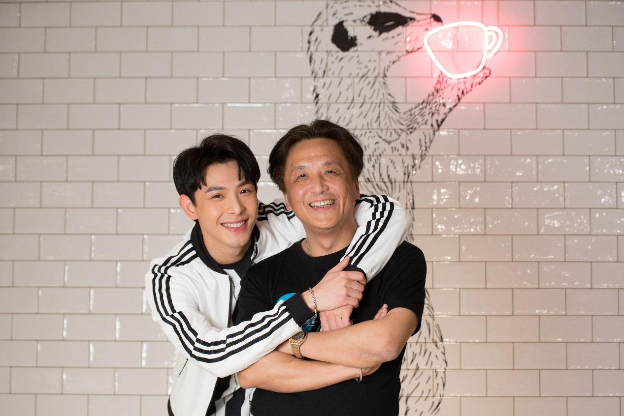 總製片人姚鳳群（右）為了讓晨翔（左）快速融入同組演員，用了不少小心機。