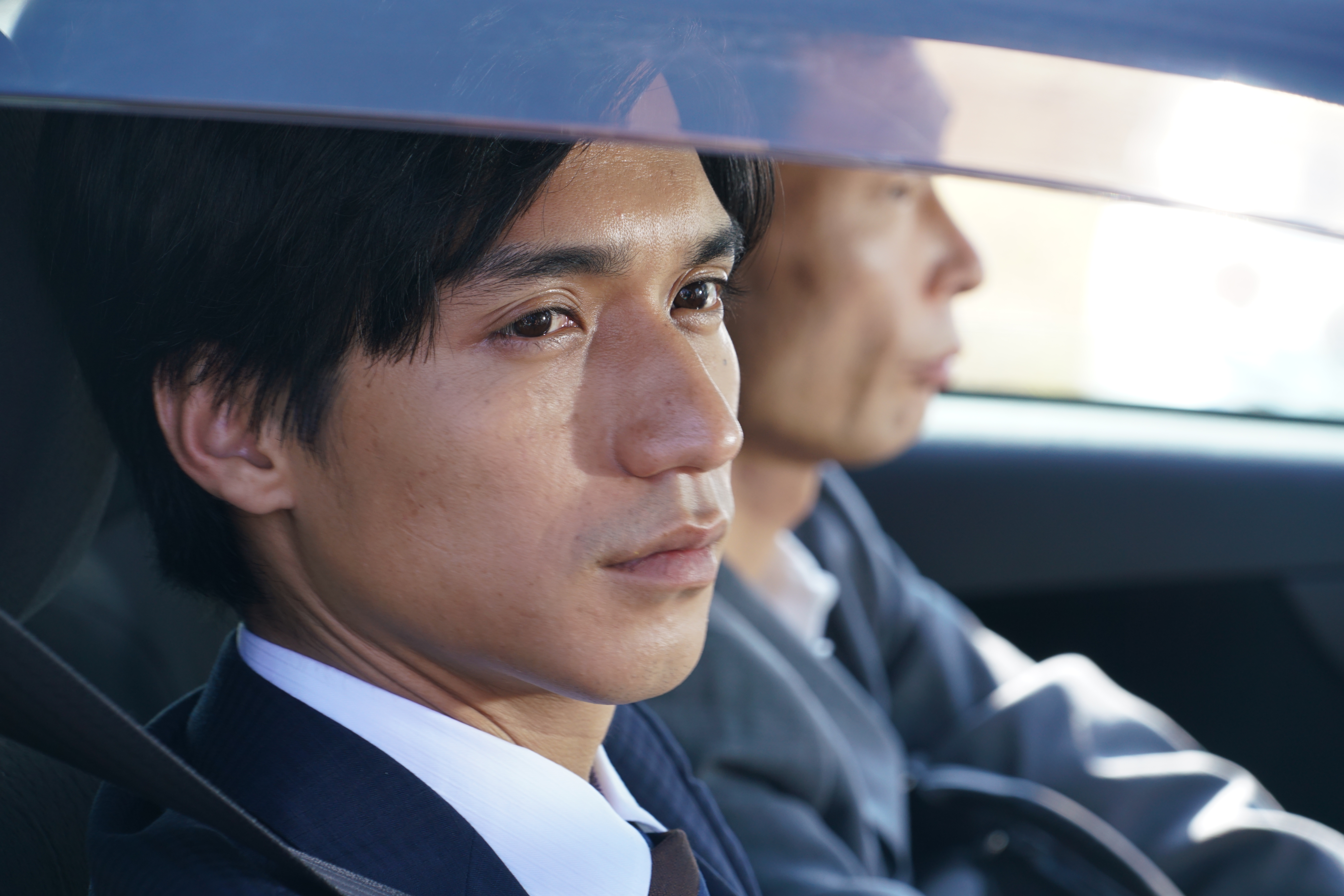 《羊之木》中錦戶亮（左）飾演在市公所上班的課員，平日喜歡玩音樂。（天馬行空提供）