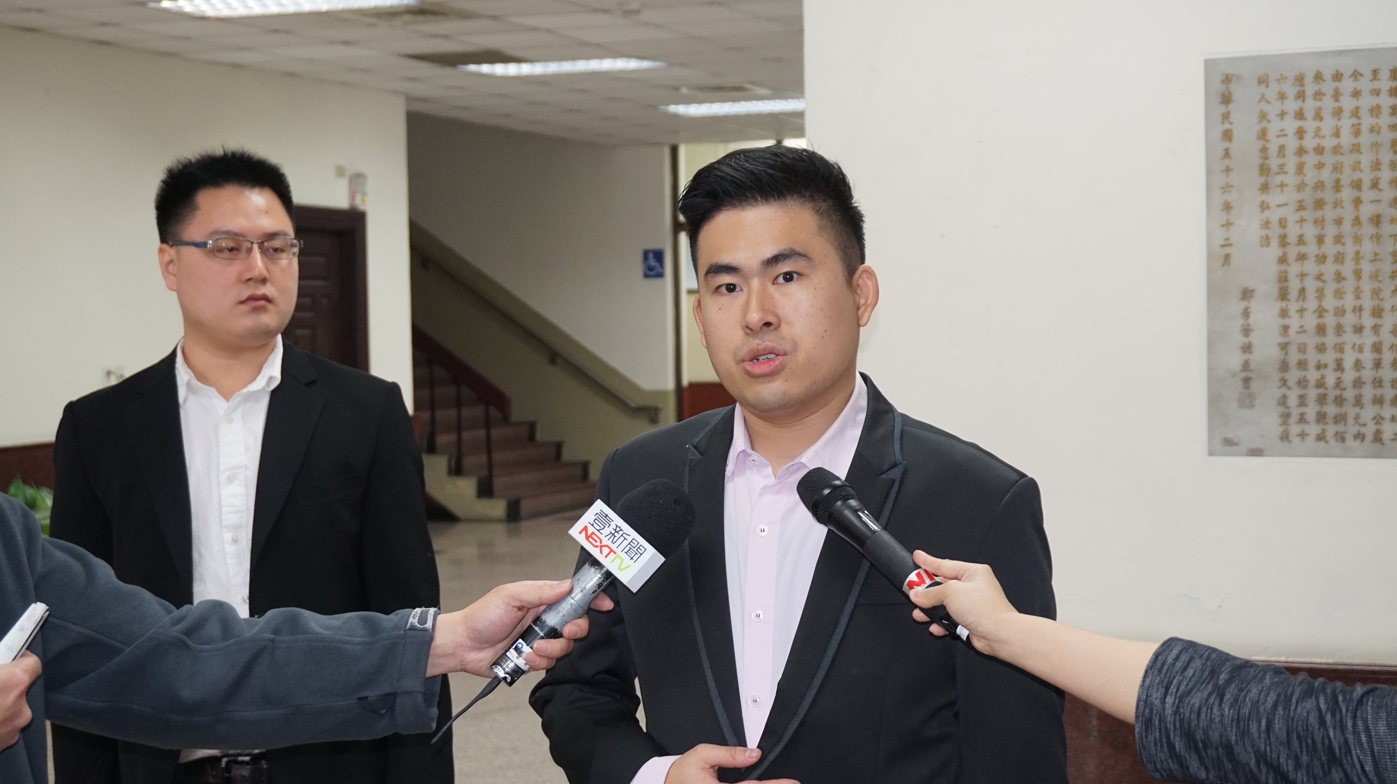 因檢調懷疑，對岸是分別透過王炳忠及周泓旭雙軌在台發展組織，高院因此將併案部分退回北檢另行起訴。