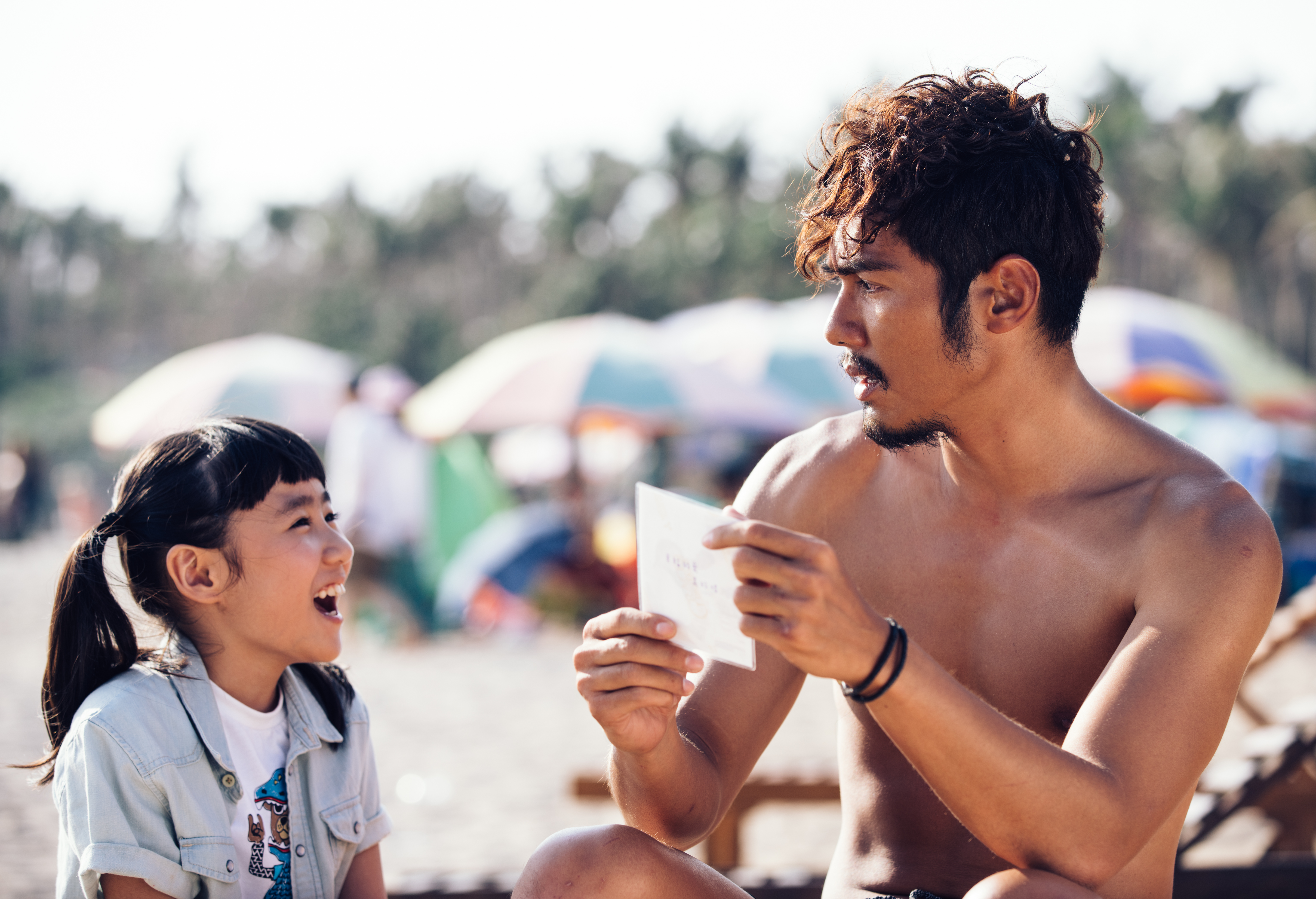 馬來西亞男星朱俊丞與童星盧宣彤在片中飾演一對父女，他從一開始不能接受有個女兒，到後來也開始學習責任與珍惜。（奧瑪優勢提供）