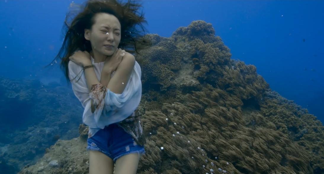 香港女星何佩瑜片中戲分吃重，還要沉入海底演出。（翻攝自預告）