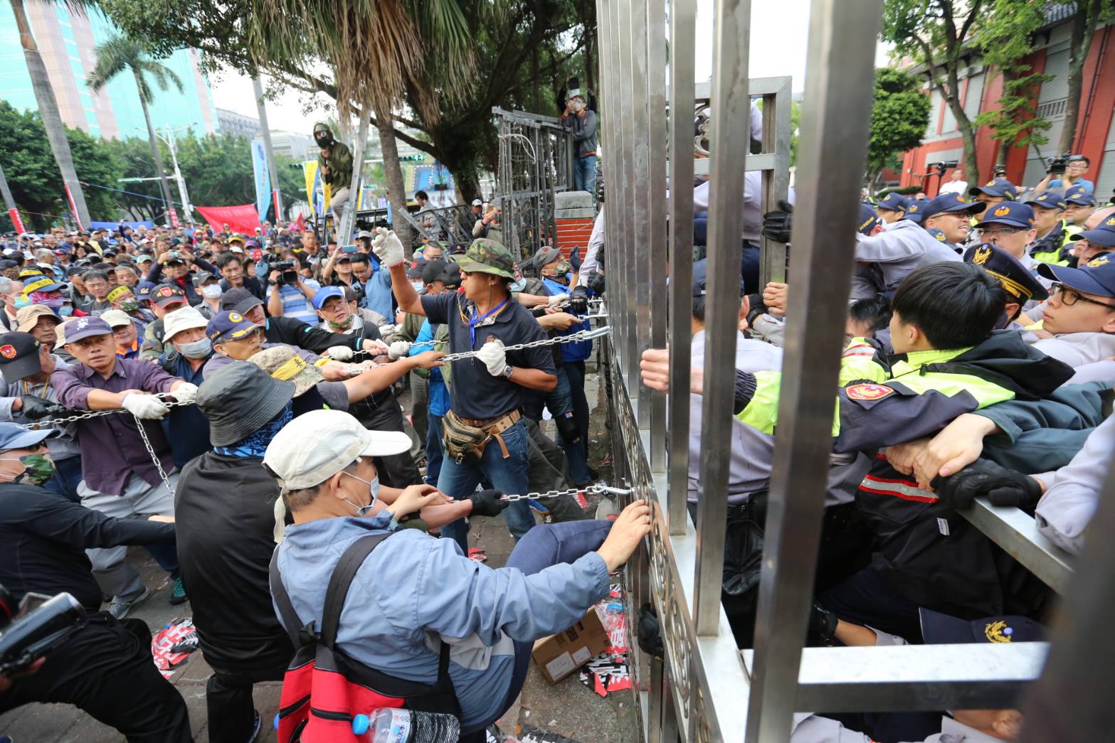 立法院於昨日《陸海空軍軍官士官服役條例修正草案》公聽會後，由退伍軍人所組織的反軍改團體衝突在立法院外一波波上演。